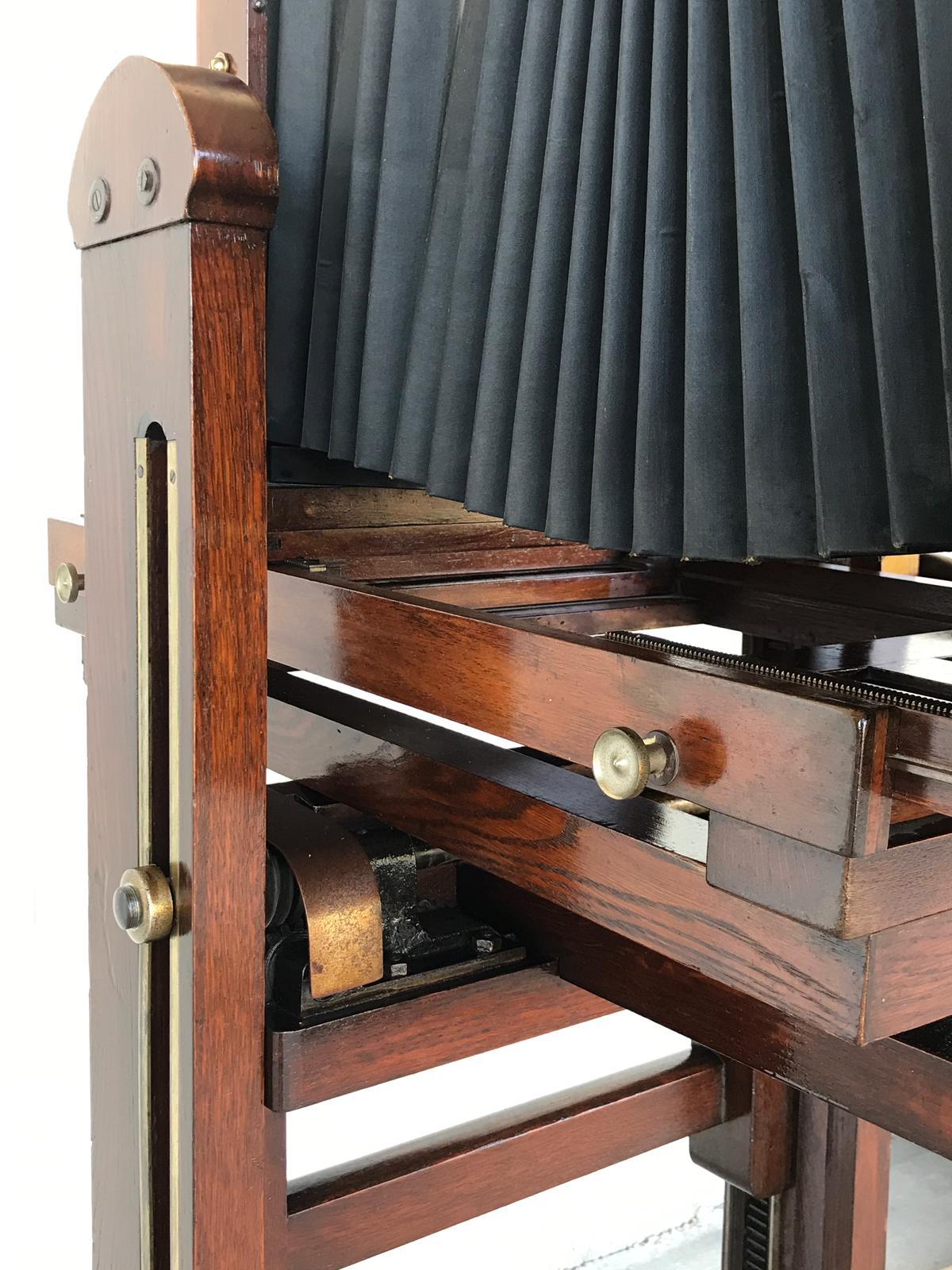 19th Century Old Study Camera in Oak Wood with Height Adjustable and Brake For Sale 5
