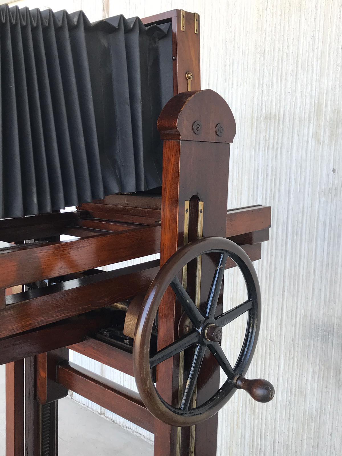 19th Century Old Study Camera in Oak Wood with Height Adjustable and Brake For Sale 6