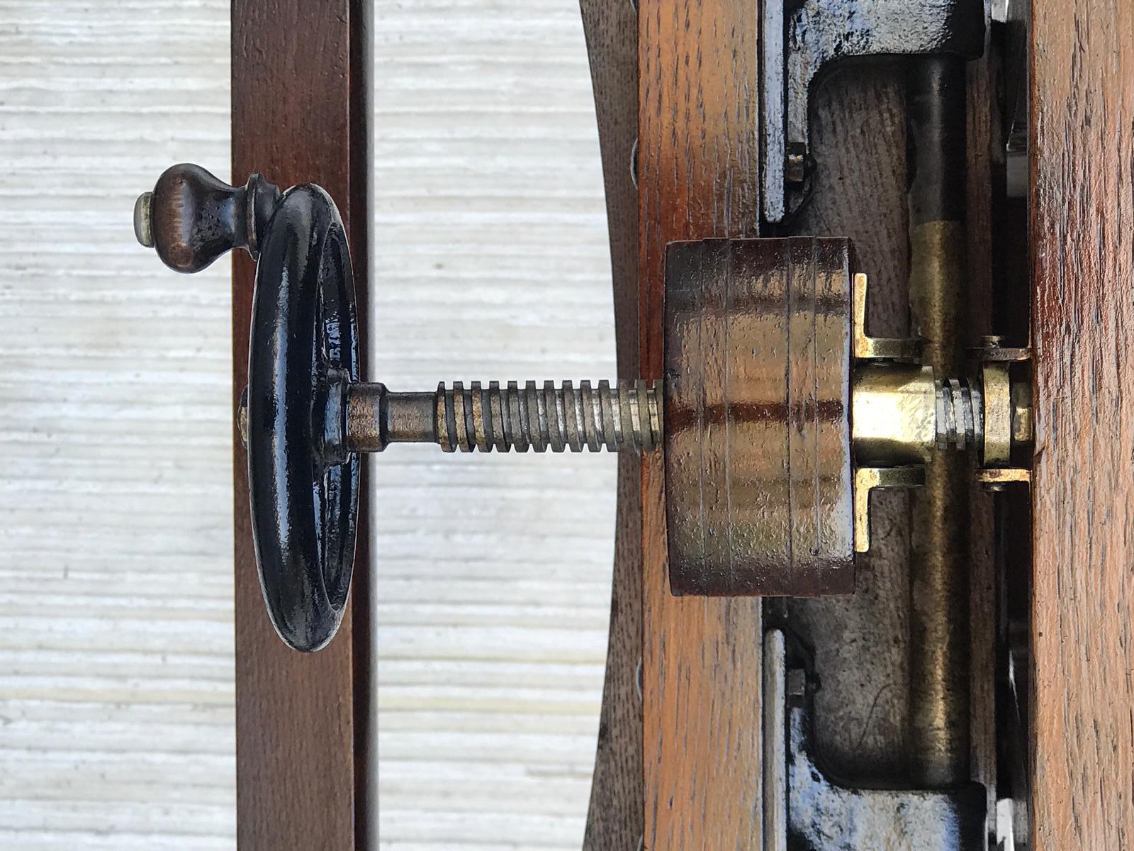 19th Century Old Study Camera in Oak Wood with Height Adjustable and Brake For Sale 8