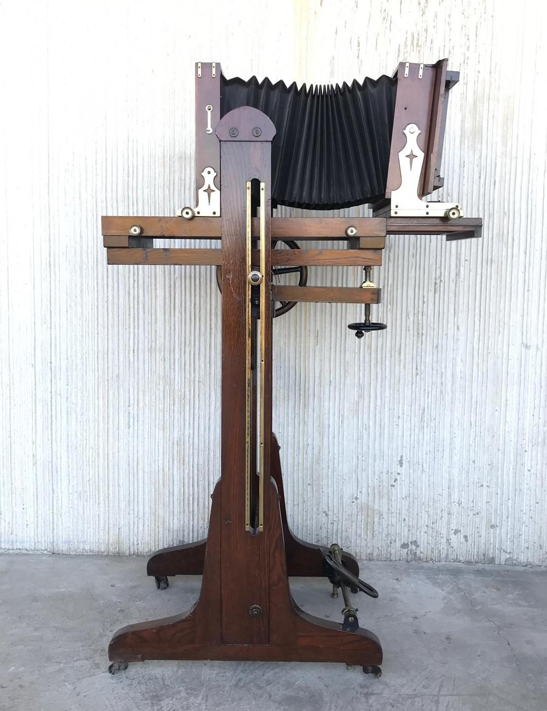 Art Deco 19th Century Old Study Camera in Oak Wood with Height Adjustable and Brake For Sale