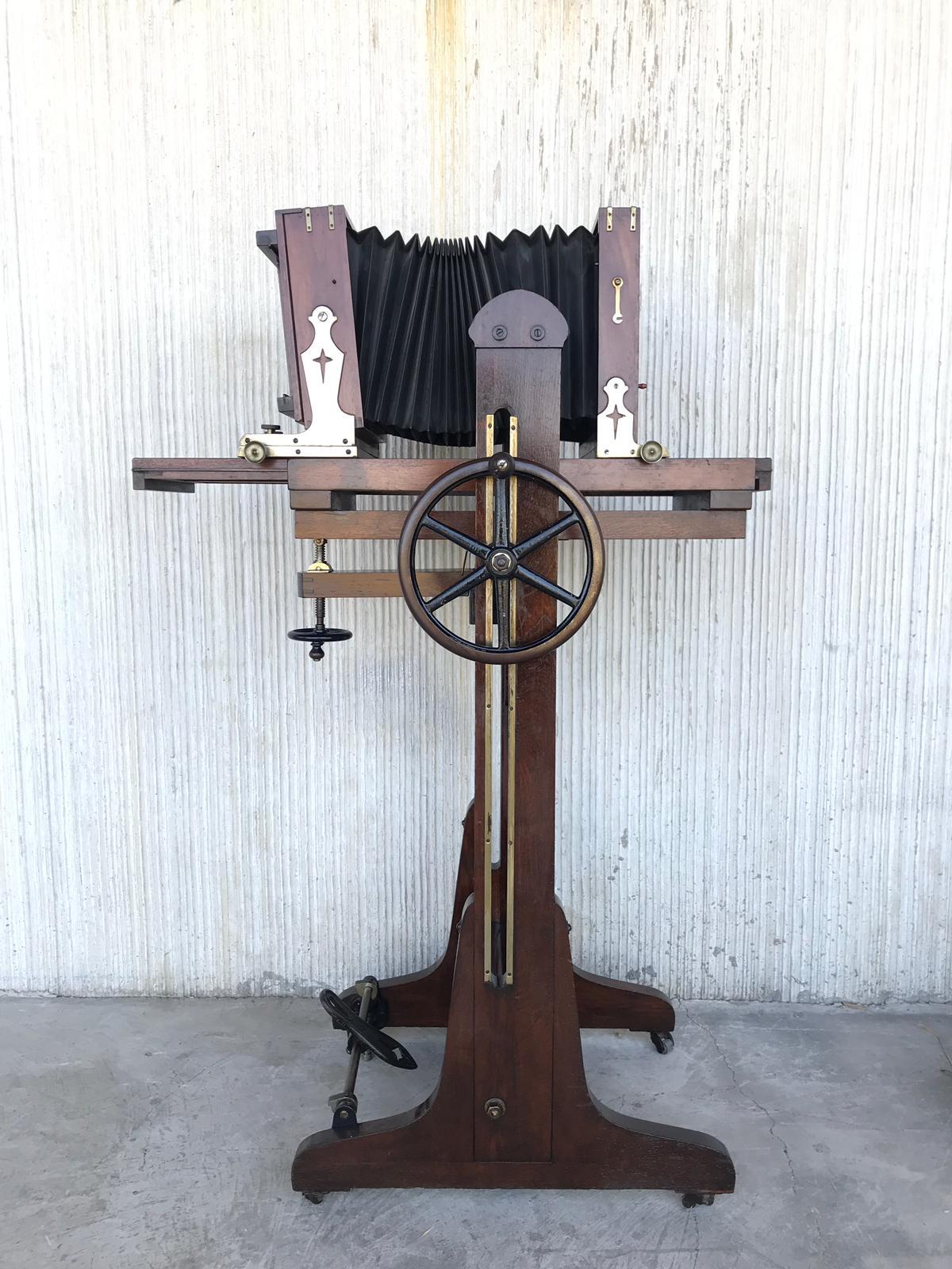 Spanish 19th Century Old Study Camera in Oak Wood with Height Adjustable and Brake For Sale