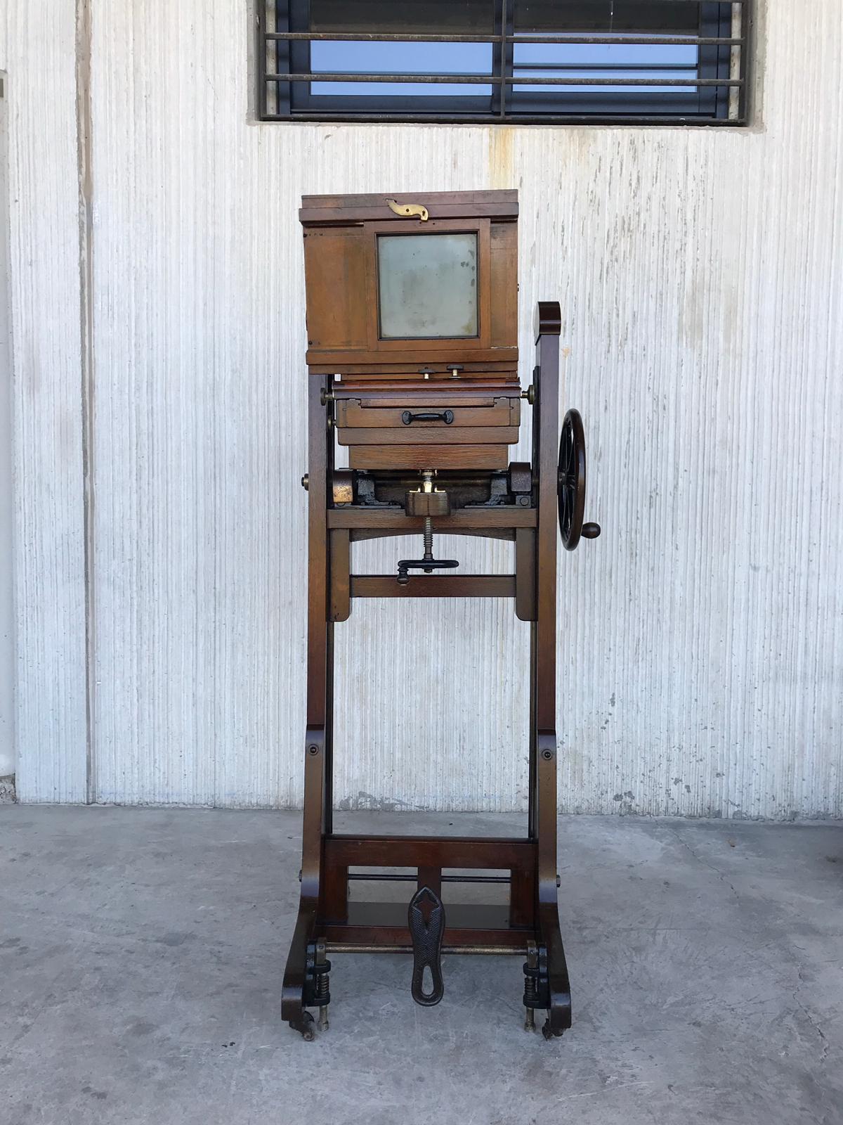 19th Century Old Study Camera in Oak Wood with Height Adjustable and Brake In Good Condition For Sale In Miami, FL