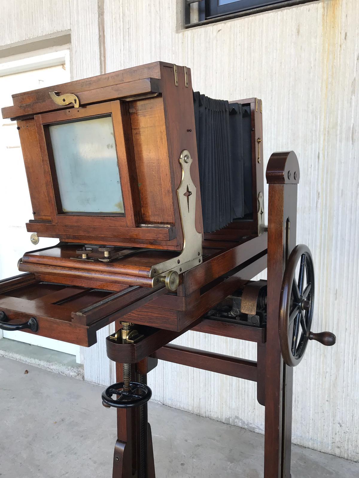 Metal 19th Century Old Study Camera in Oak Wood with Height Adjustable and Brake For Sale