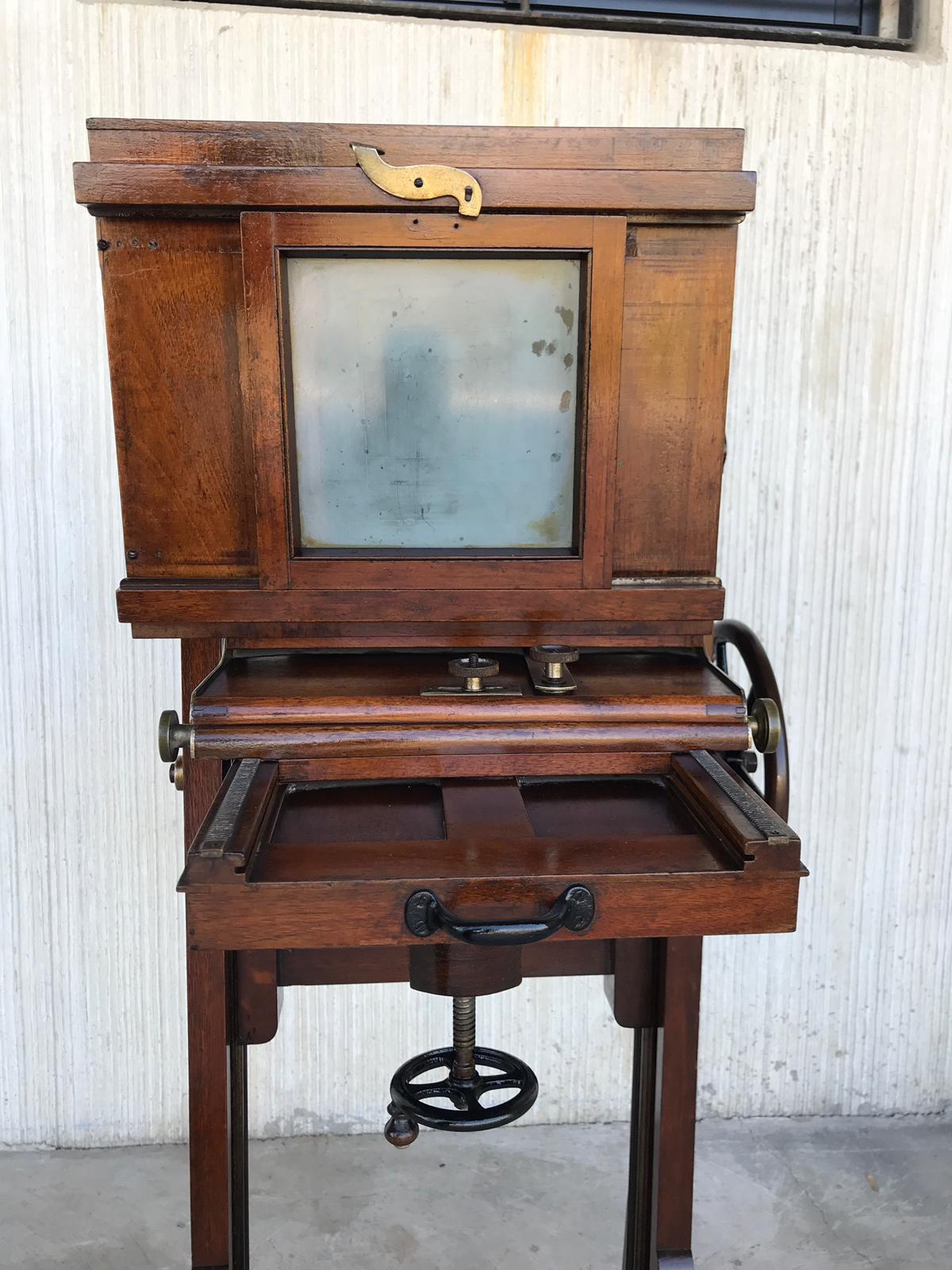 19th Century Old Study Camera in Oak Wood with Height Adjustable and Brake For Sale 1