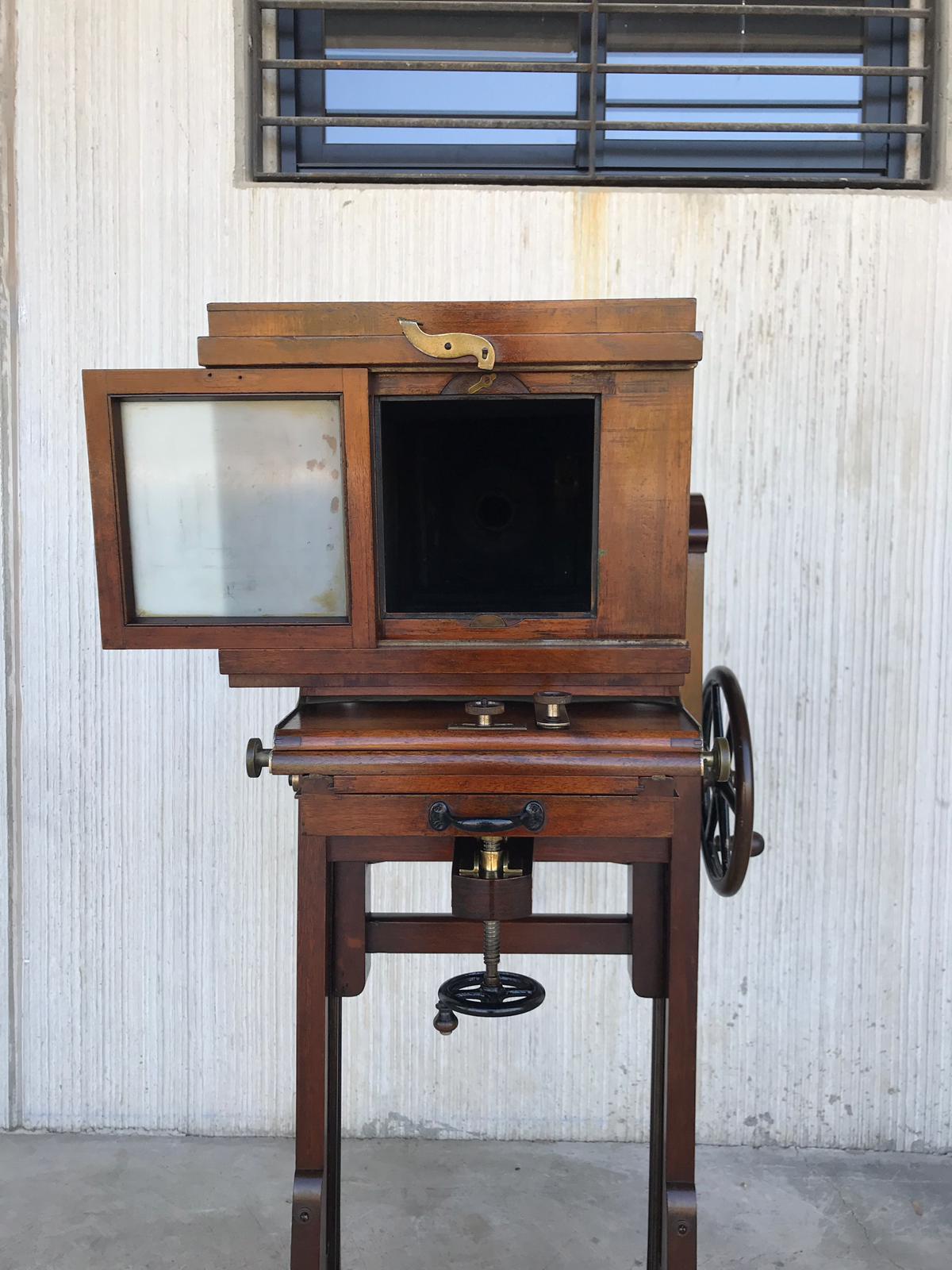 19th Century Old Study Camera in Oak Wood with Height Adjustable and Brake For Sale 2