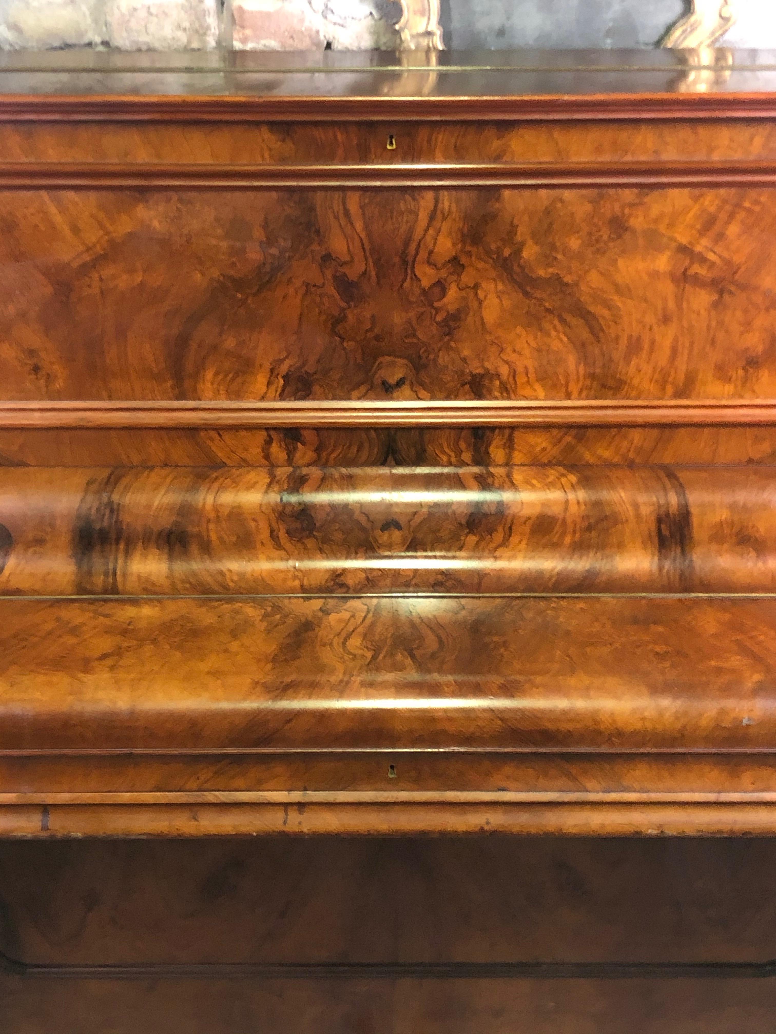 Walnut burl walnut wall piano from the mid-19th century made in Dresden, Germany.

In good condition, to be tuned.

Dimensions: Height 150 cm, length 135 cm, depth 65 cm.