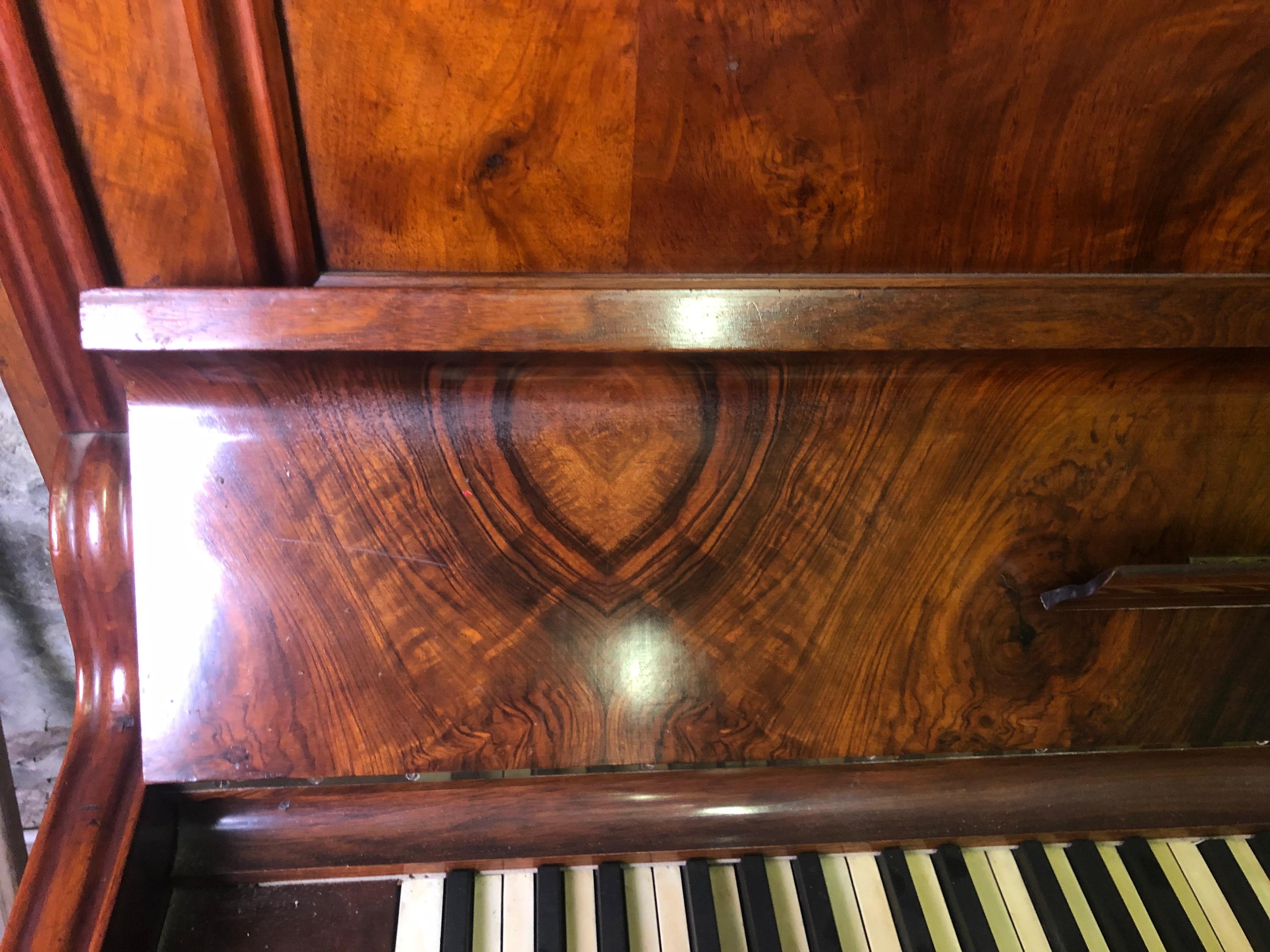 19th Century Old Walnut Burl Wall Piano In Good Condition For Sale In Badia Polesine, Rovigo