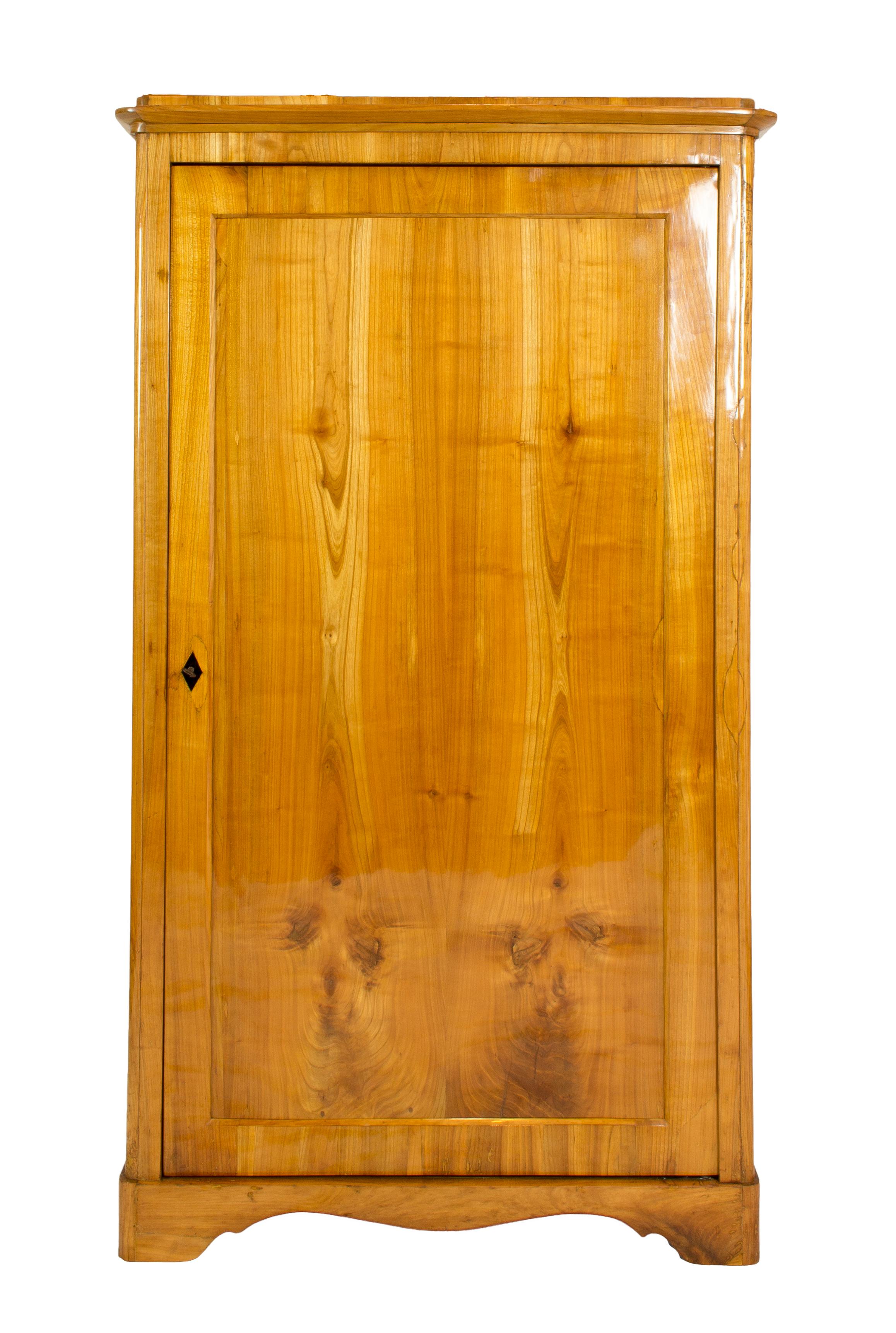 Très belle armoire aux lignes droites. Le meuble date de la période Biedermeier et a été fabriqué en bois de cerisier, en partie massif et en partie plaqué sur du bois d'épicéa vers 1830.
Dans un état restauré très bien poli à la main. L'armoire est