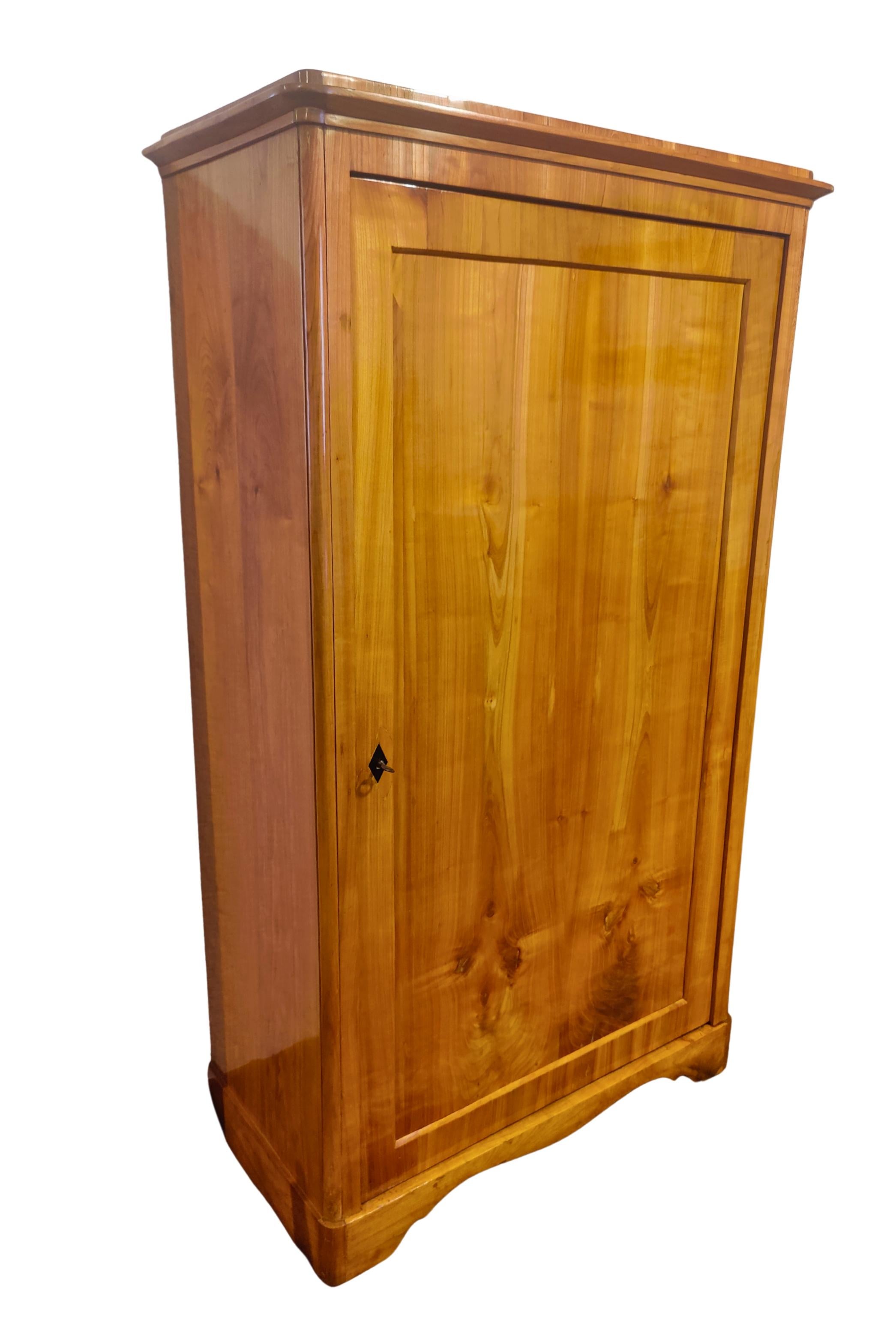 Très belle armoire aux lignes droites. Le meuble date de la période Biedermeier et a été fabriqué en bois de cerisier, en partie massif et en partie plaqué sur du bois d'épicéa vers 1830.
Dans un état restauré très bien poli à la main. L'armoire est