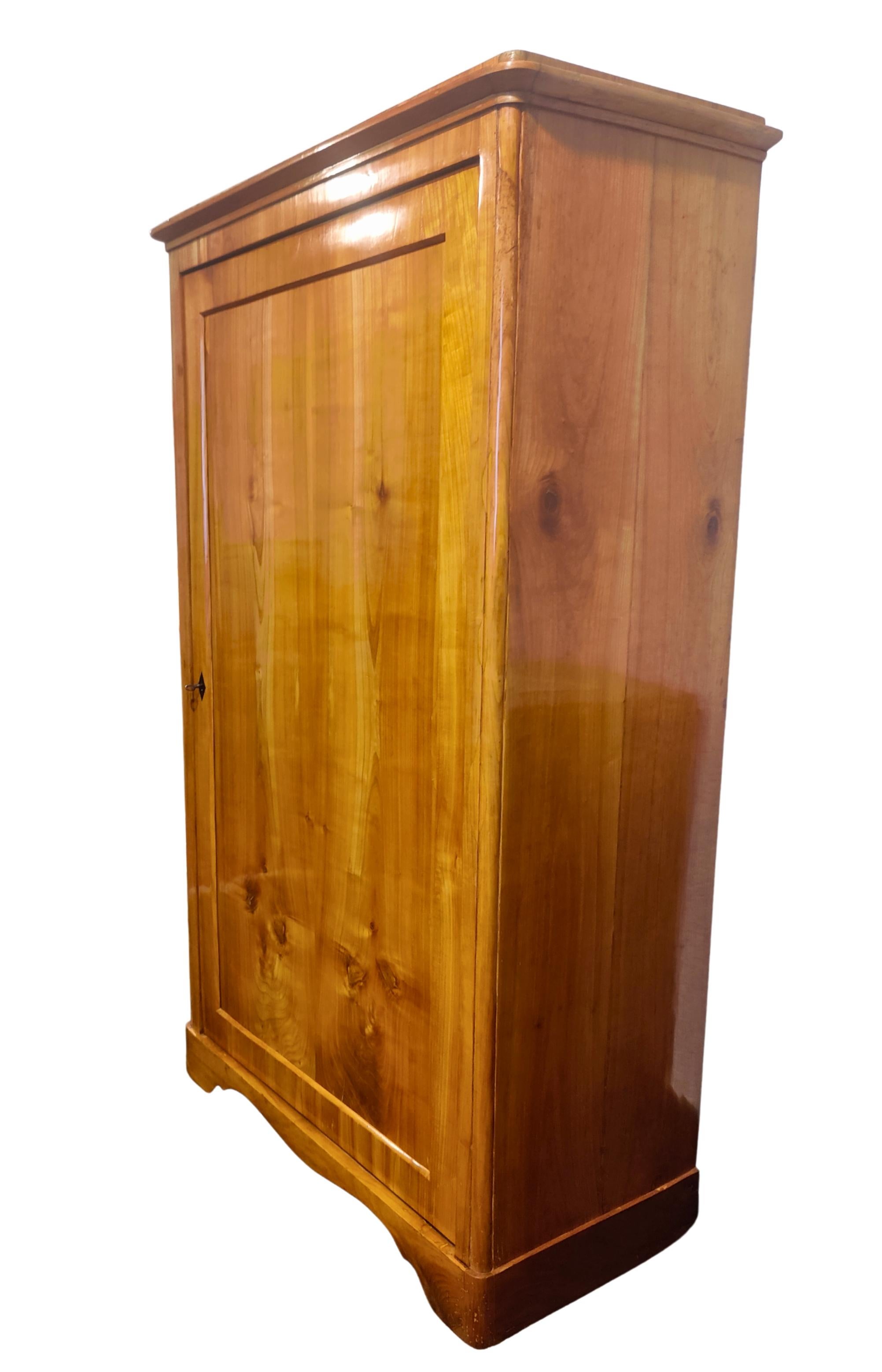 Allemand Armoire/pendentif Biedermeier en cerisier à un tiroir du 19ème siècle en vente