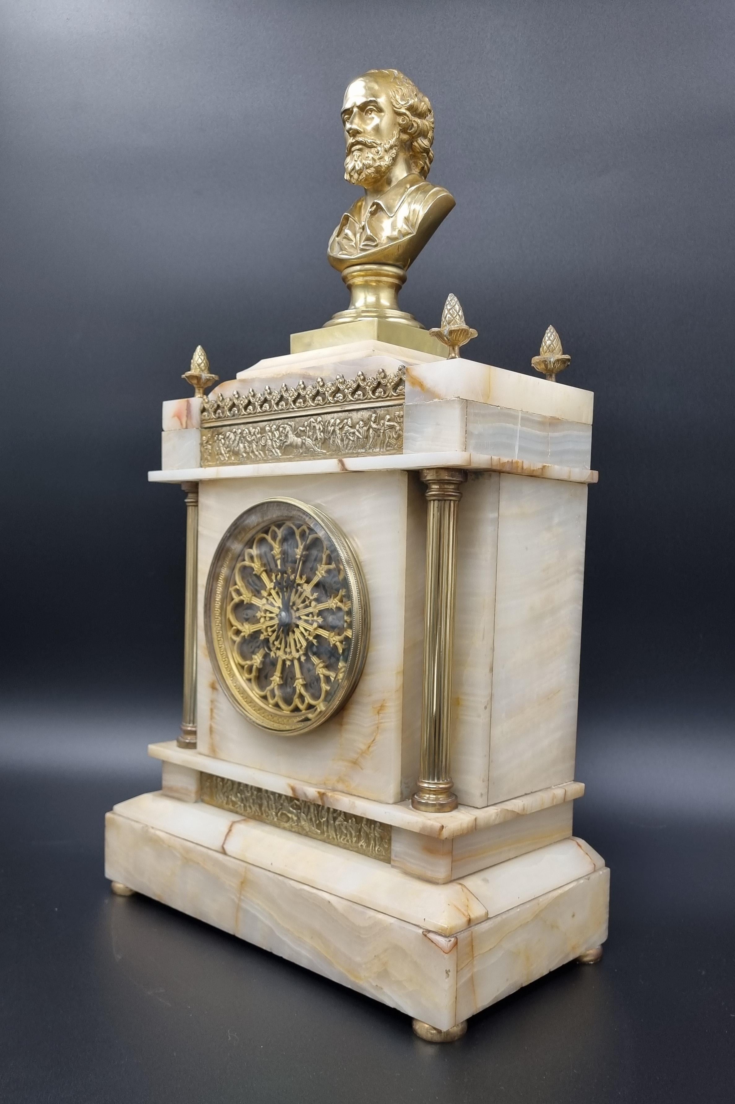 Français Horloge du 19e siècle en onyx et bronze avec William Shakespeare en vente