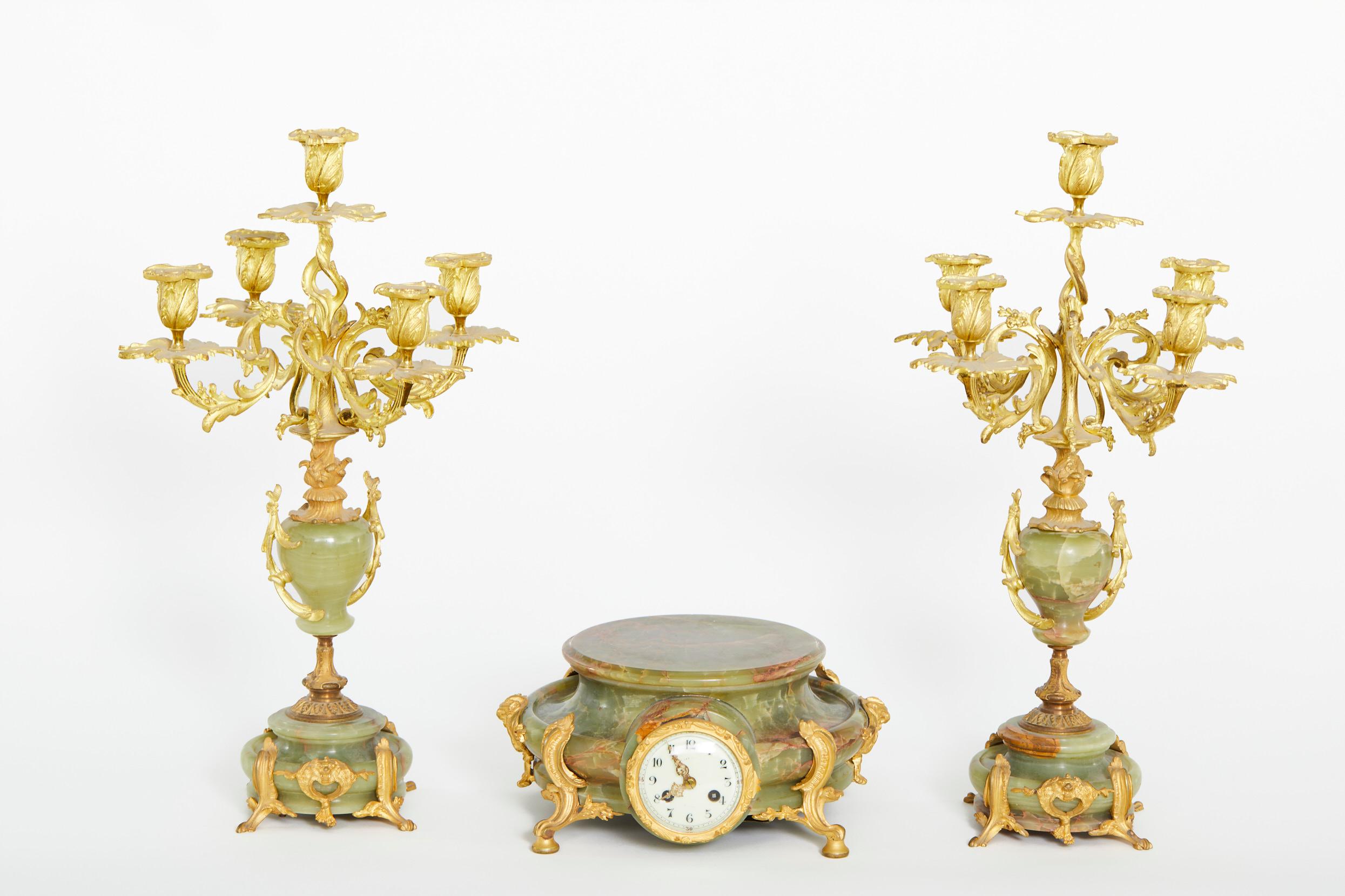 Dreiteilige Uhrengarnitur aus Onyx / vergoldet, 19. Jahrhundert im Angebot 9