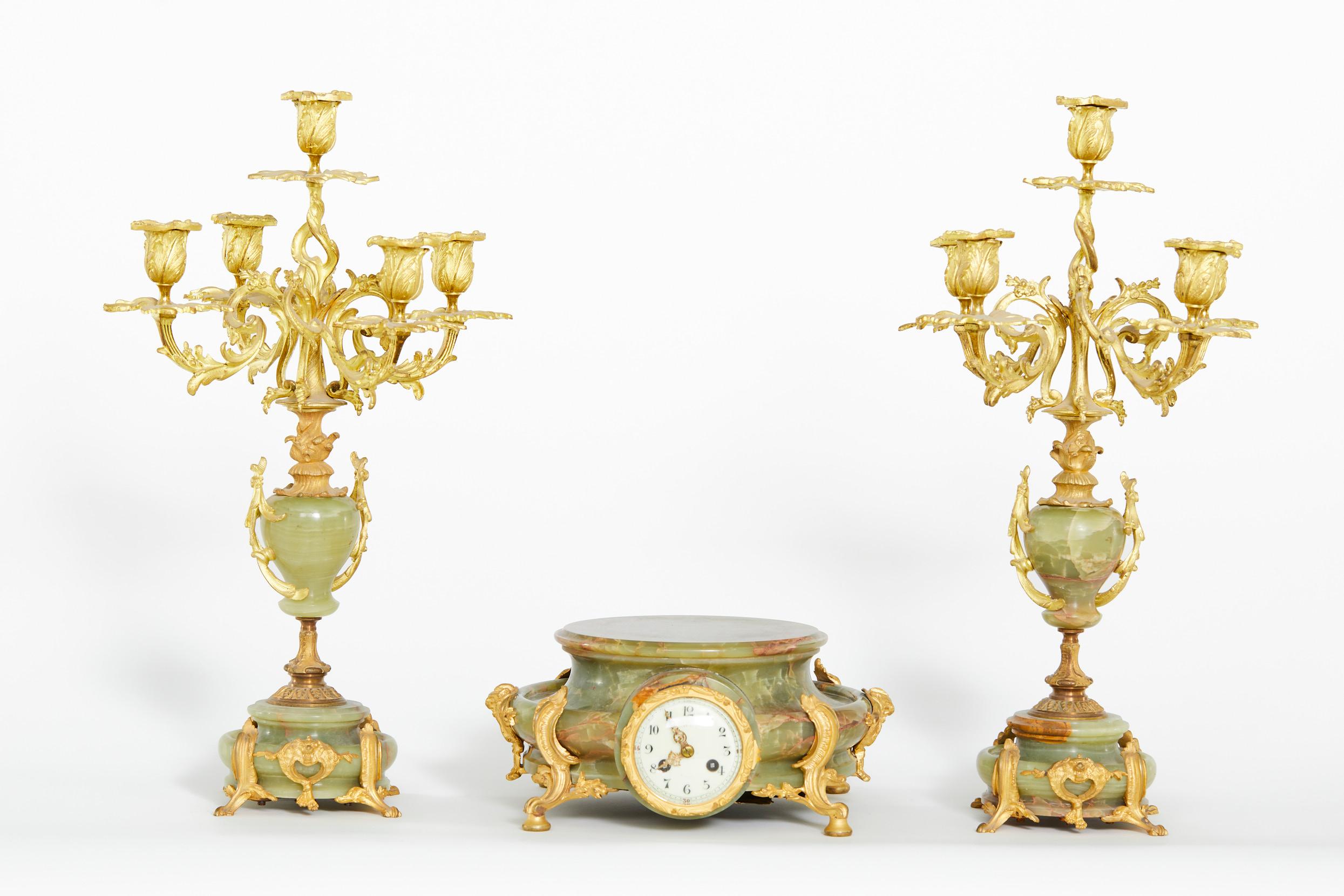 Mitte des 19. Jahrhunderts Französisch Onyx mit vergoldetem Messing und patiniertem Metall dreiteilige Uhr Garnitur gesetzt. Die Uhr verfügt über eine 8-Tage-Messing-Design Zeit und Schlagwerk auf eine Glocke. Die Uhr ist in gutem antiken Zustand.