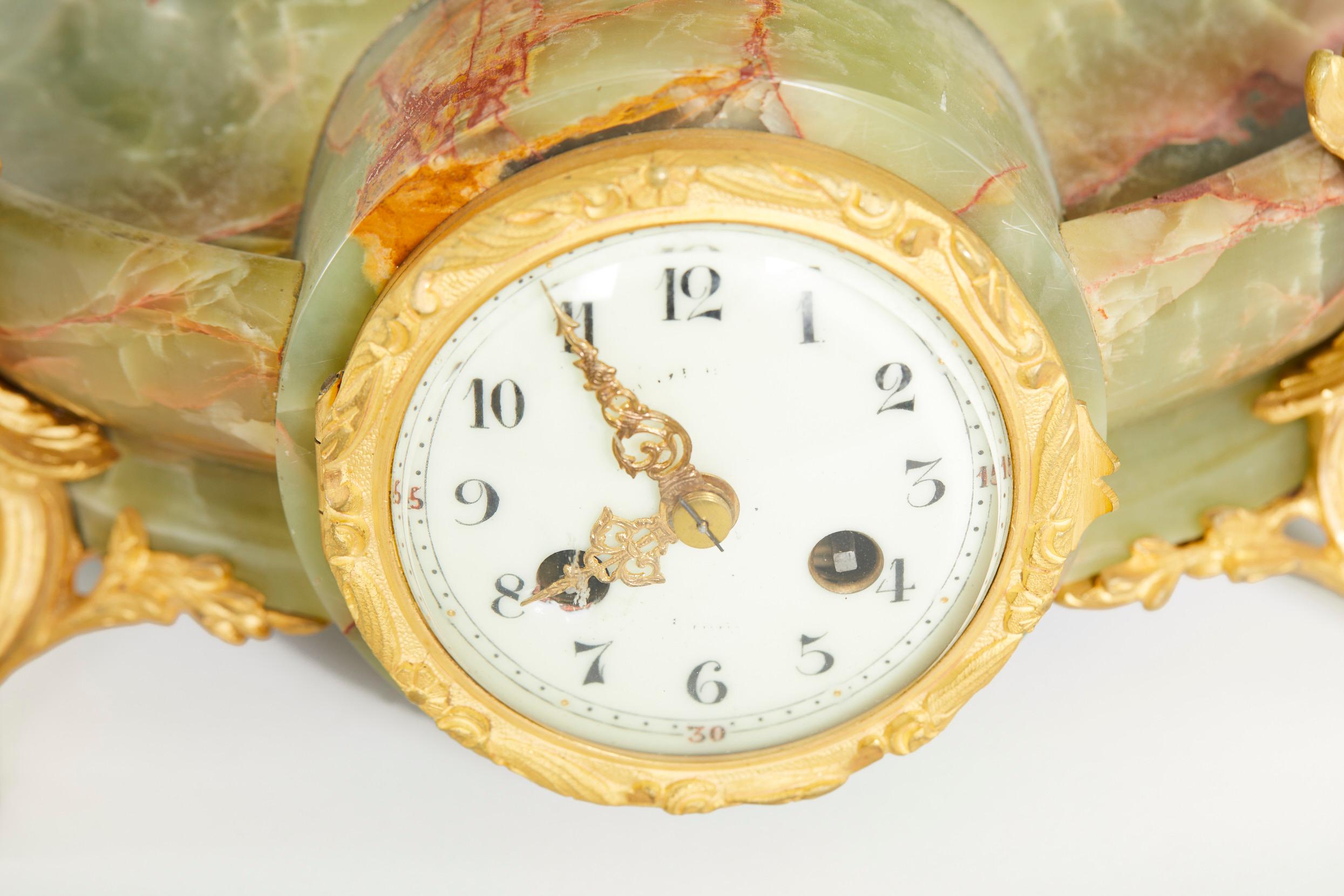 Dreiteilige Uhrengarnitur aus Onyx / vergoldet, 19. Jahrhundert (Mittleres 19. Jahrhundert) im Angebot