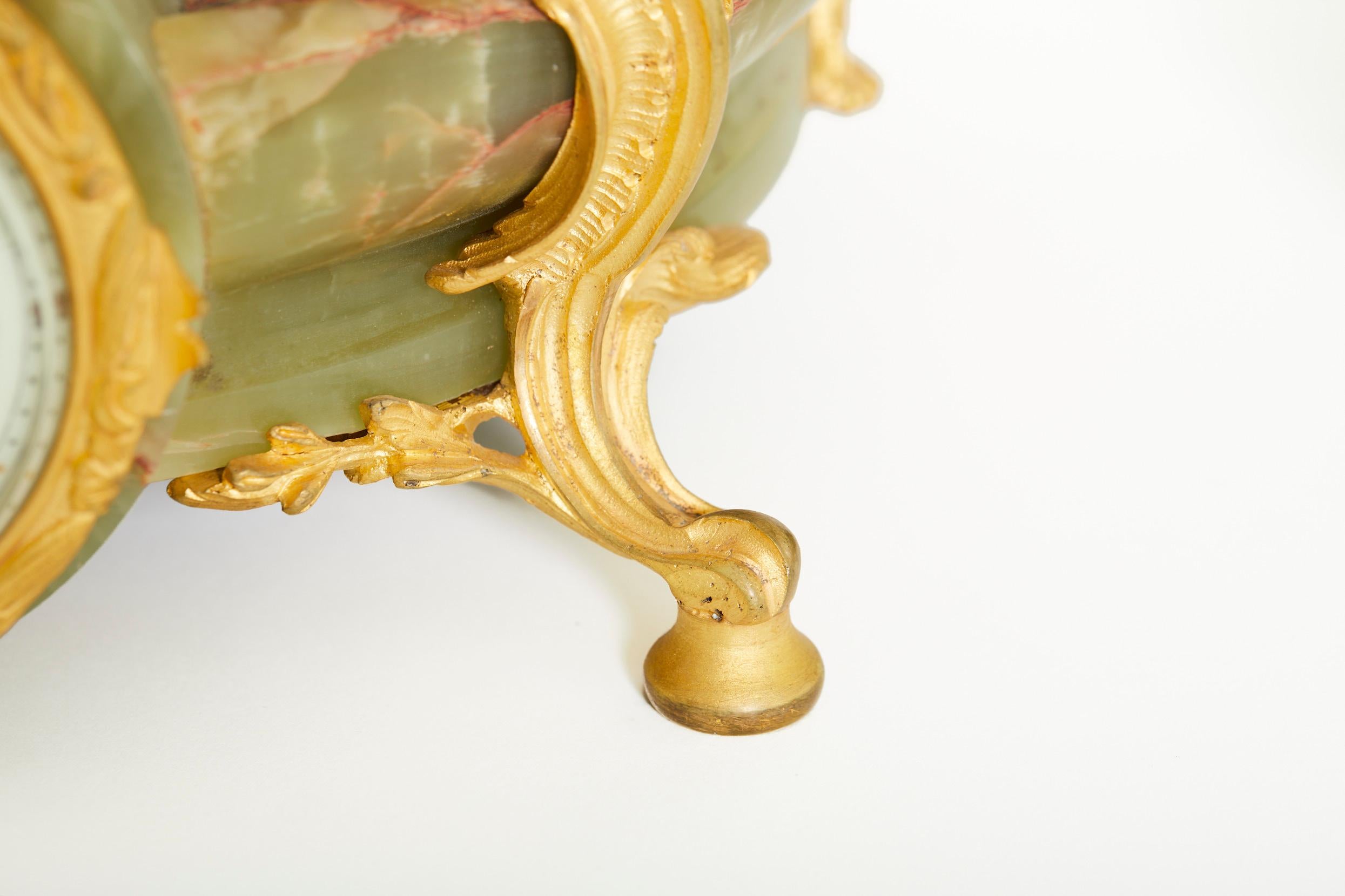 Dreiteilige Uhrengarnitur aus Onyx / vergoldet, 19. Jahrhundert (Messing) im Angebot