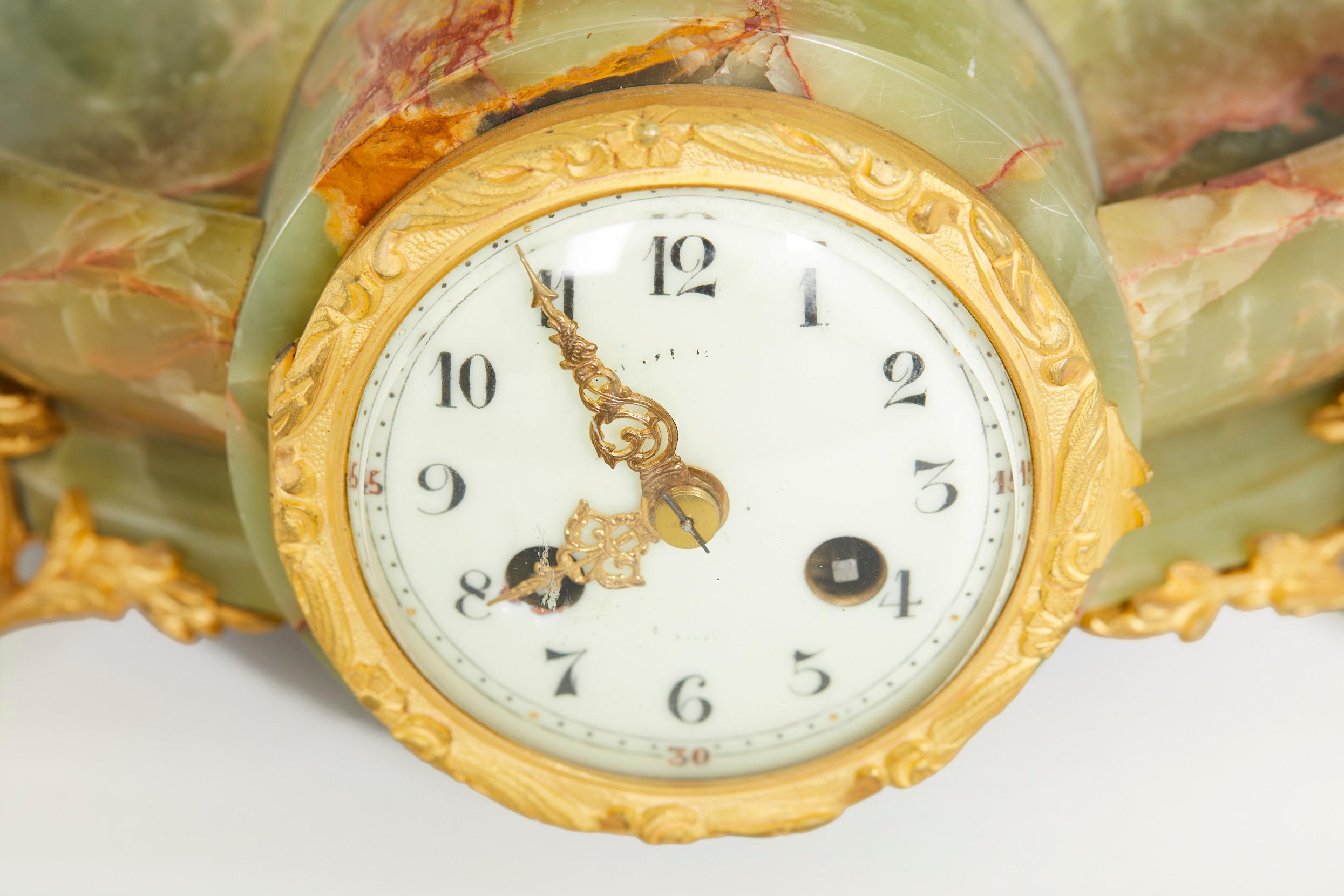 Dreiteilige Uhrengarnitur aus Onyx / vergoldet, 19. Jahrhundert im Angebot 1