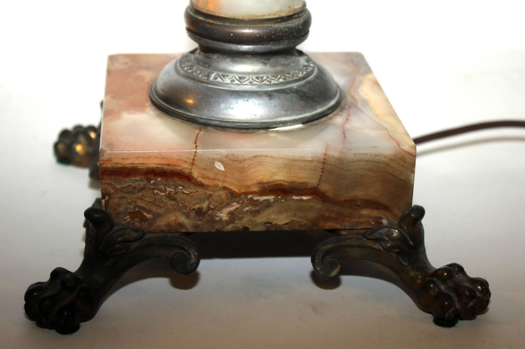 Lampe de bureau du XIXe siècle en marbre onyx et bronze réticulé en vente 3