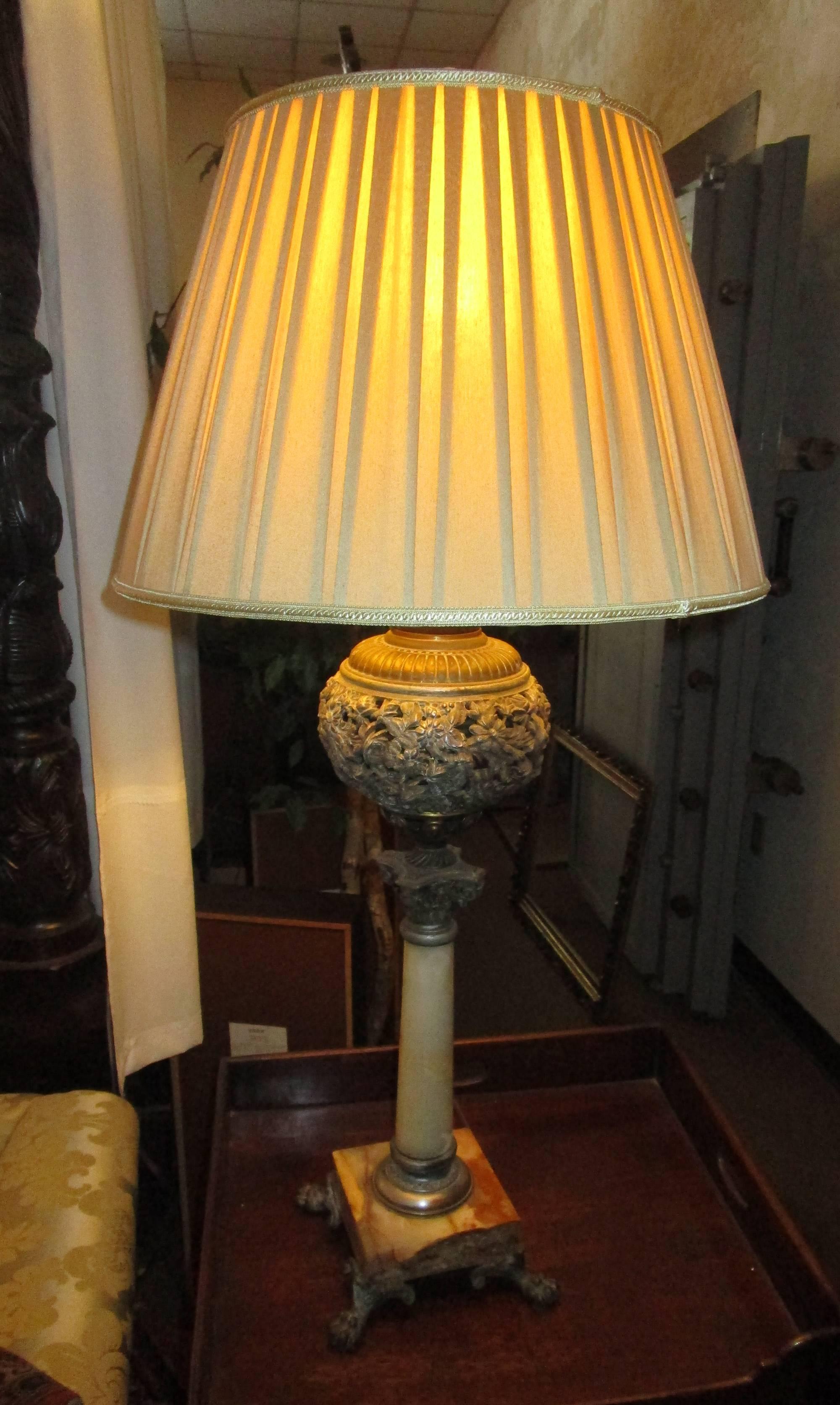 19th century Onyx Marble and Reticulated Bronze Table Lamp For Sale 4