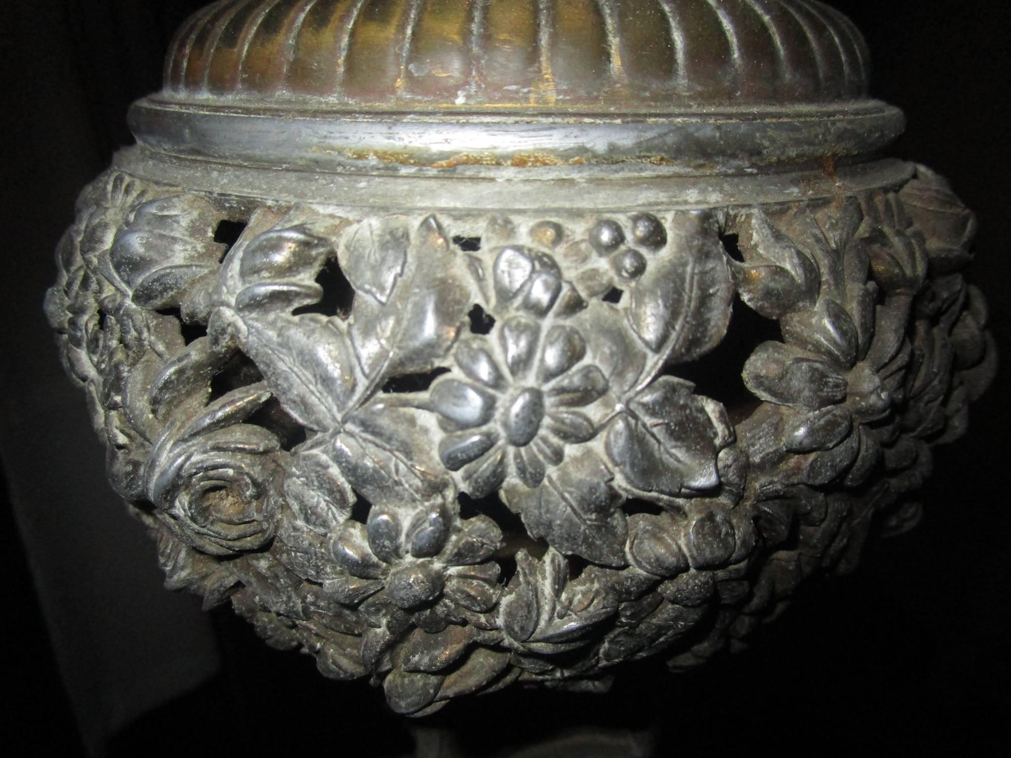 19th century Onyx Marble and Reticulated Bronze Table Lamp For Sale 5
