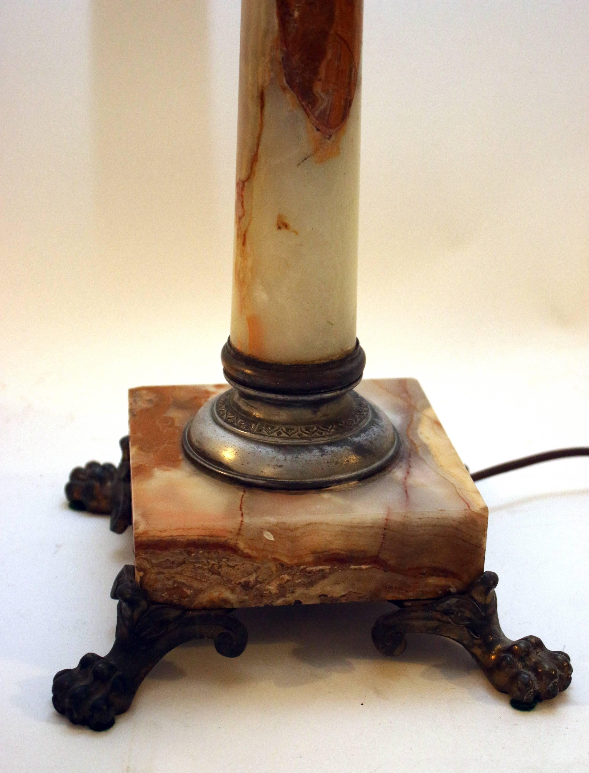 Français Lampe de bureau du XIXe siècle en marbre onyx et bronze réticulé en vente