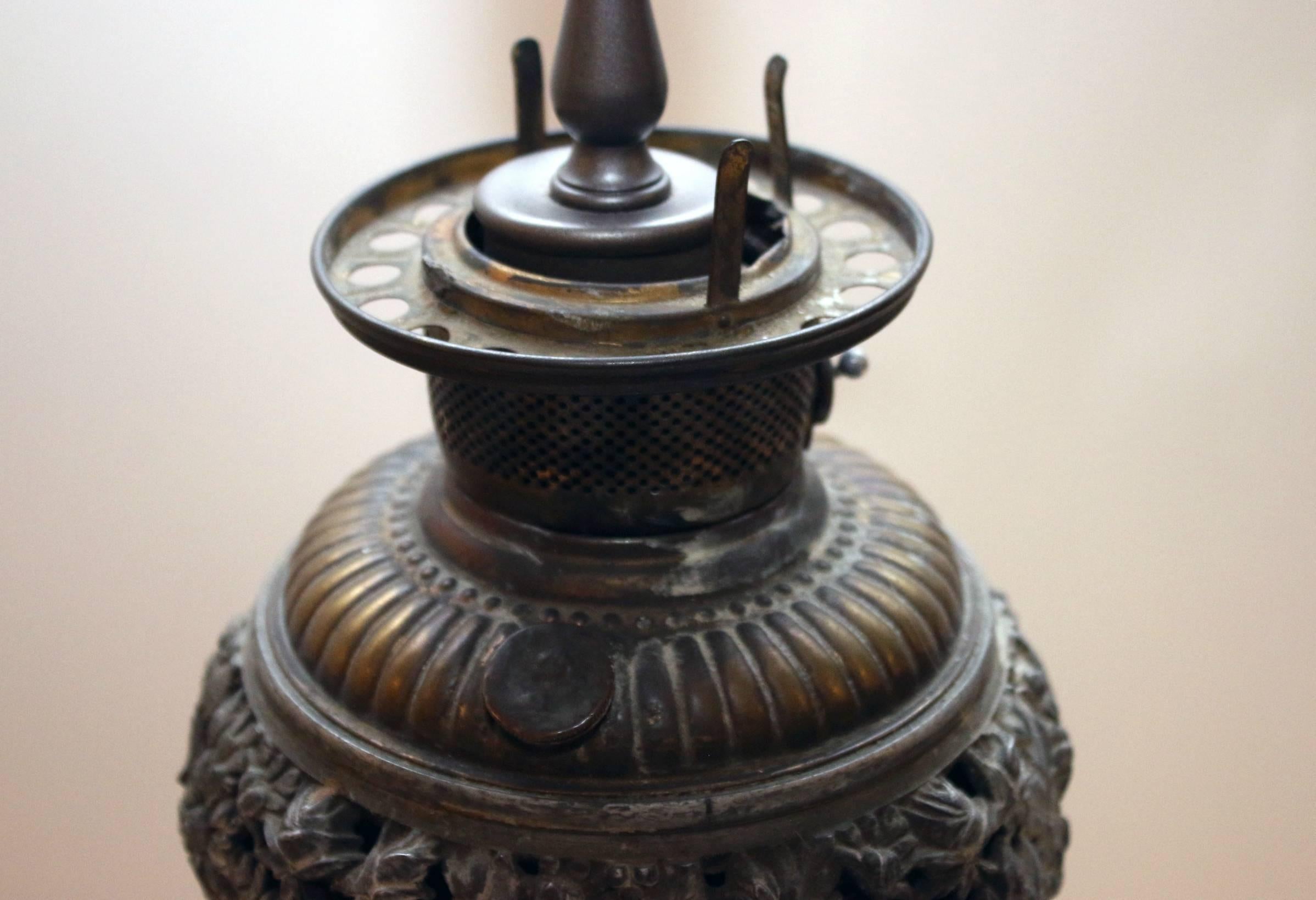 Milieu du XIXe siècle Lampe de bureau du XIXe siècle en marbre onyx et bronze réticulé en vente