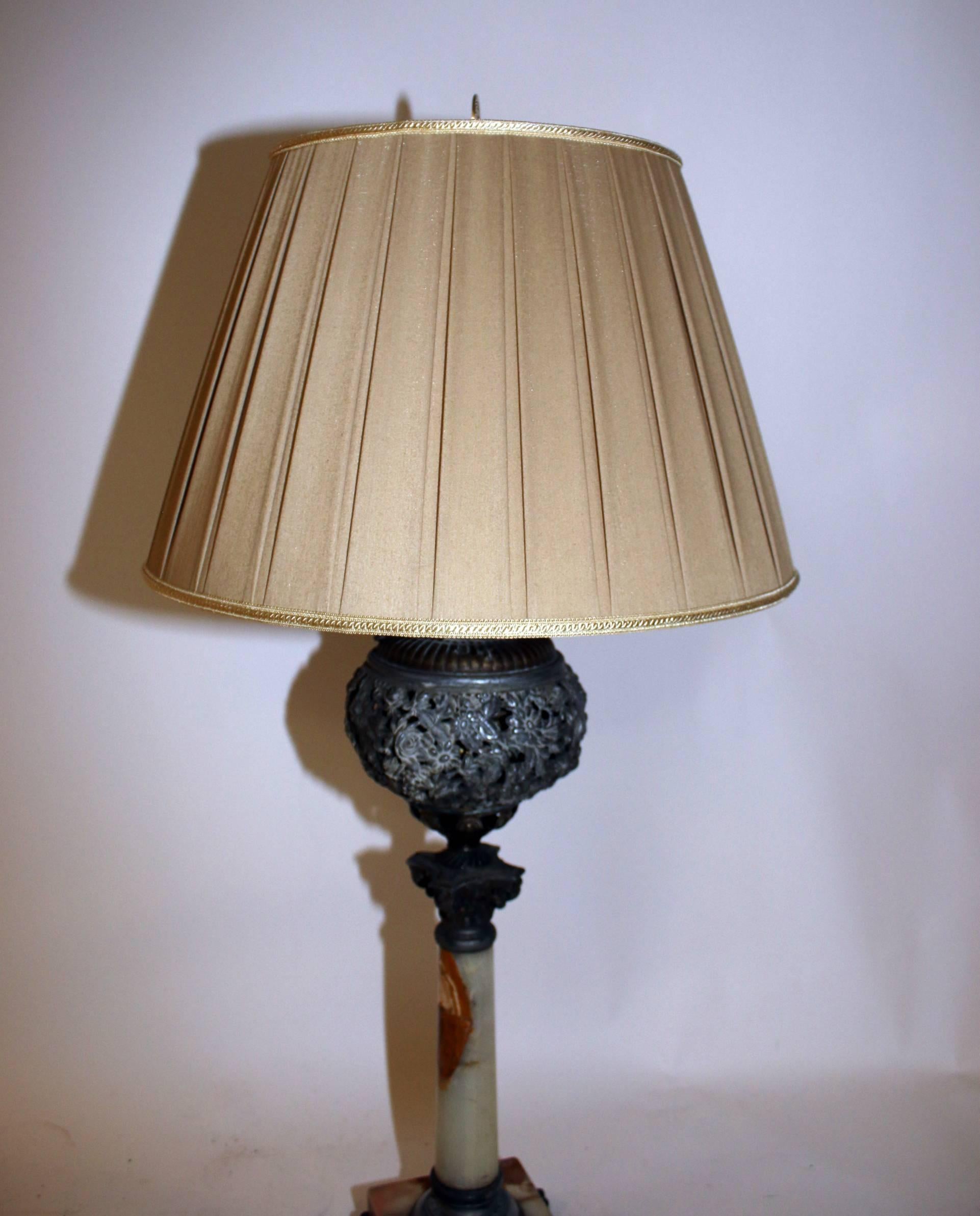 19th century Onyx Marble and Reticulated Bronze Table Lamp For Sale 1