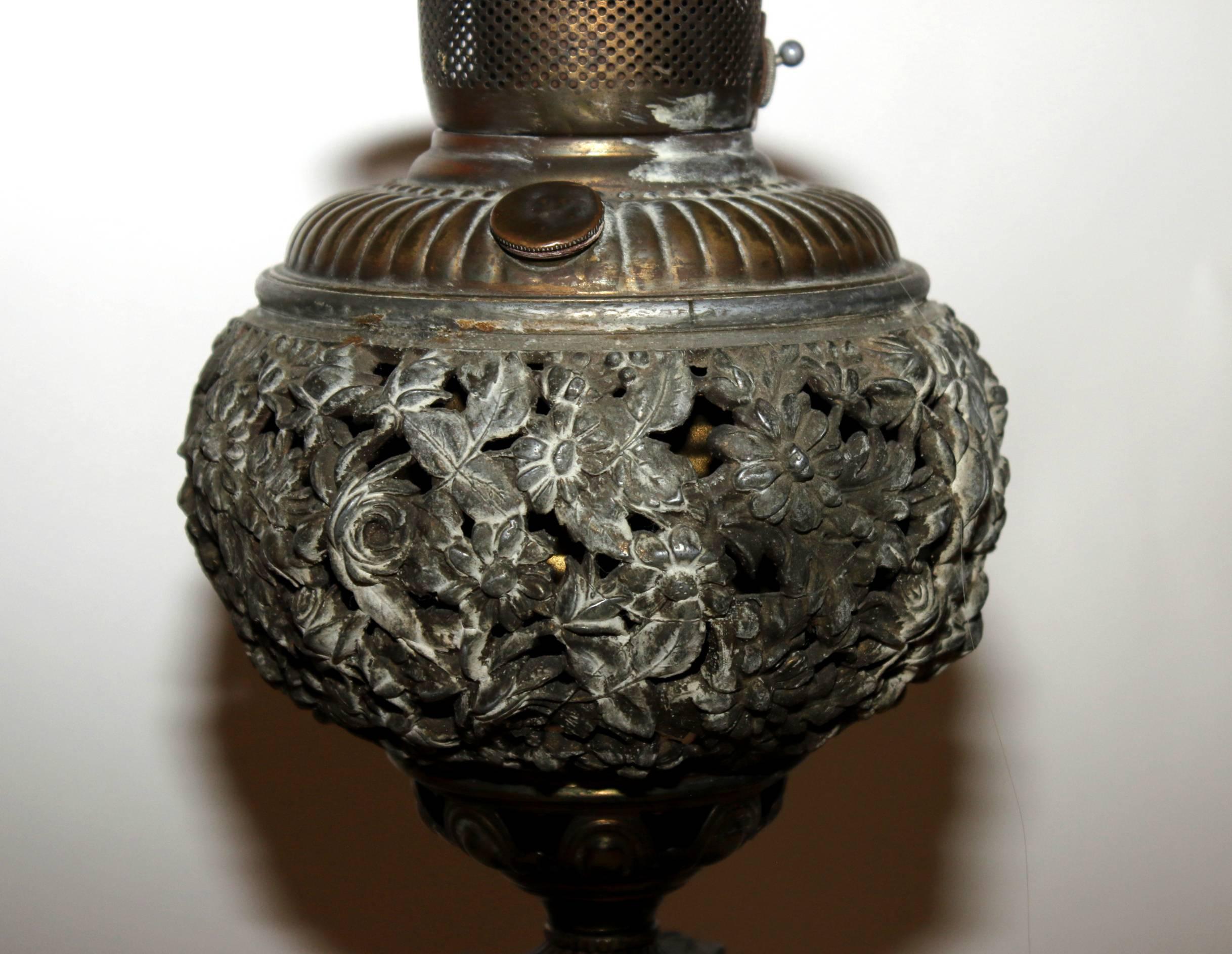 19th century Onyx Marble and Reticulated Bronze Table Lamp For Sale 2