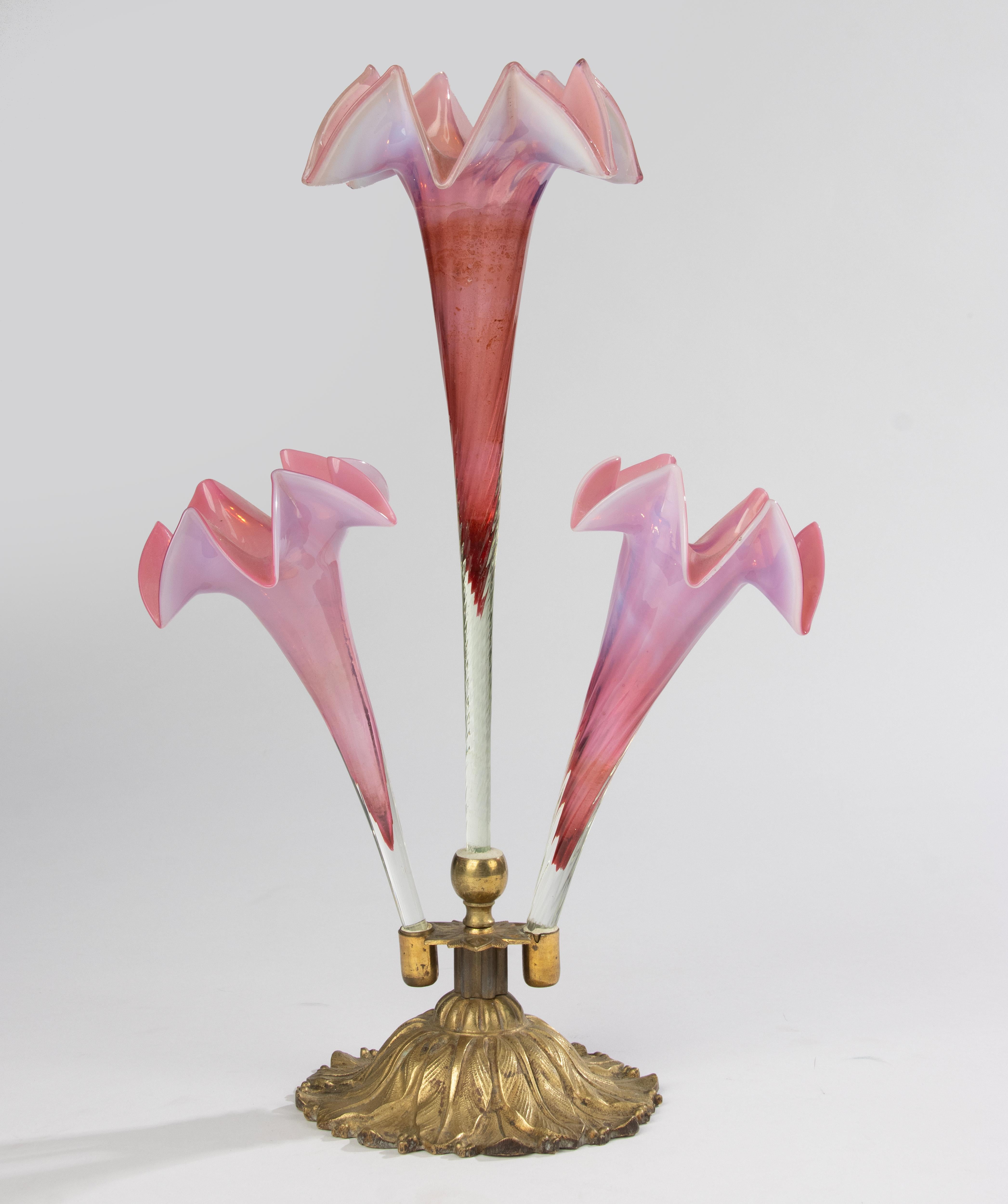Un bellissimo vaso da centrotavola antico.
La base è in bronzo, ci sono tre calici inseribili, realizzati in vetro vaselina. Il vetro ha un bellissimo colore sfumato, dal rosa al lilla.
Il vaso è in ottime condizioni.
Il vetro non è