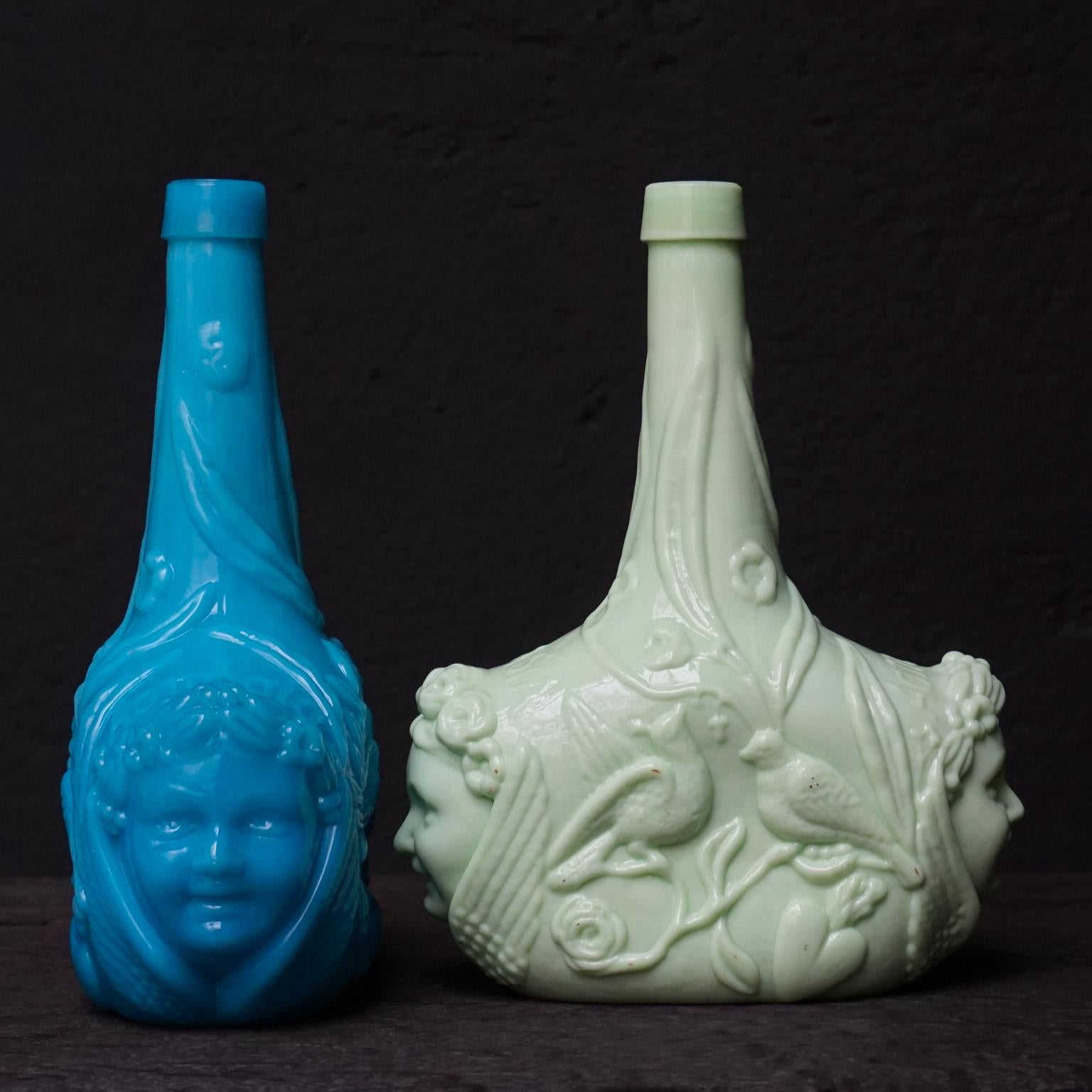 Botellas de vidrio opalino del siglo XIX para licor de salvia Aspasia en azul y salvia Victoriano en venta
