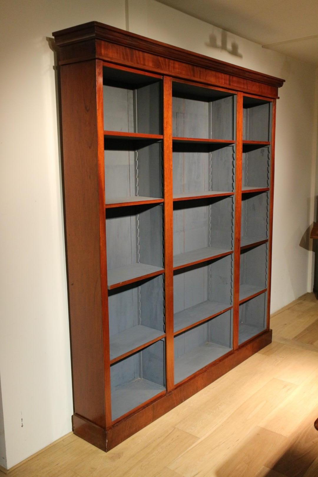 Beautiful sleek antique open bookcase with adjustable shelves. Warm mahogany color. Entirely in good condition. Cabinet consists of 4 parts. Bookcase is made blue on the inside.
Origin: England
Period: Approx. 1880
Size: 189cm x 25cm x h.215cm.