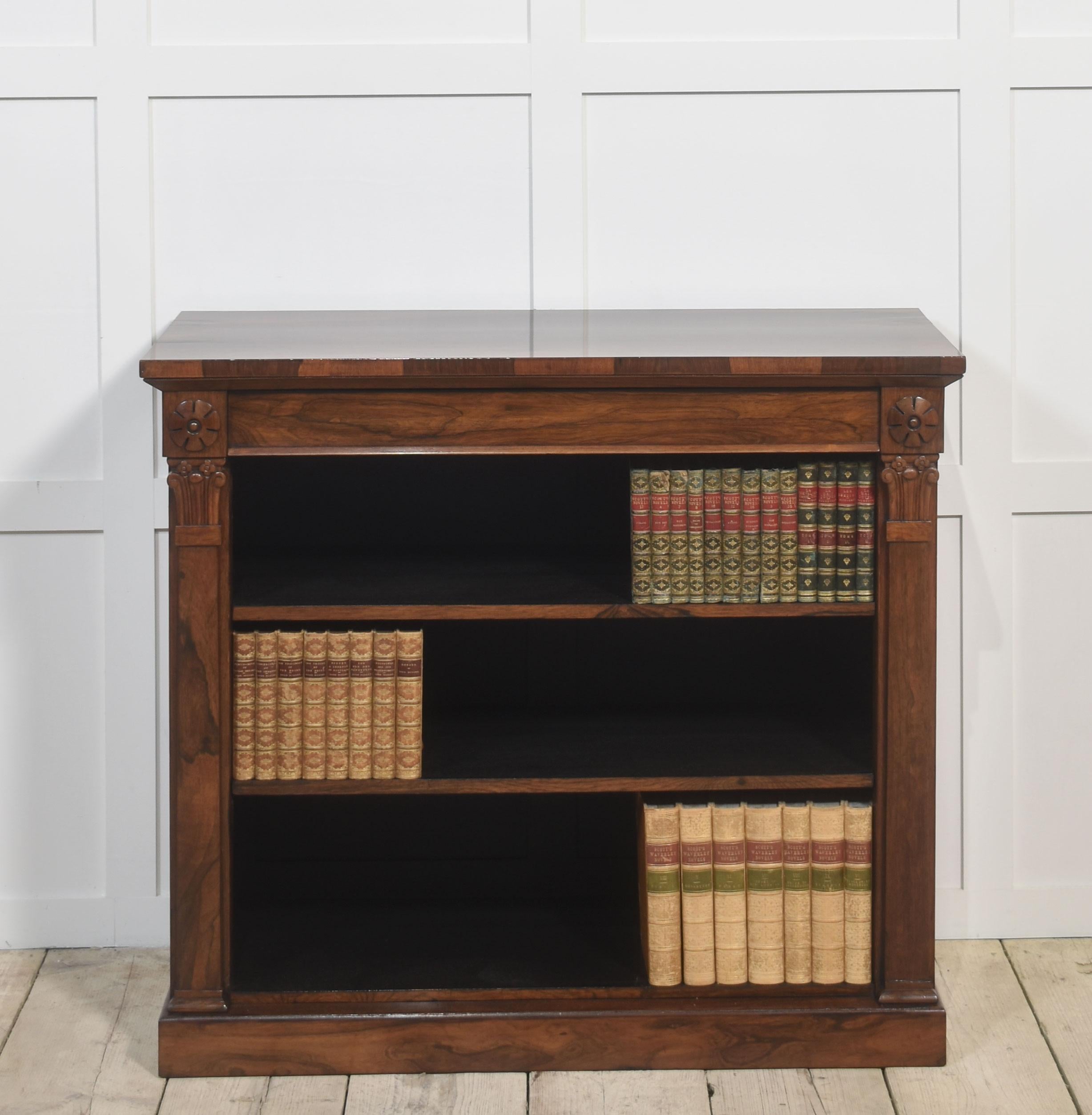 Libreria a giorno del XIX secolo, con piano rettangolare ben sagomato sopra un fregio modanato dotato di un cassetto. Il tutto poggia su colonne con tappo che fiancheggiano l'interno a ripiani regolabili, il tutto sollevato su una base a