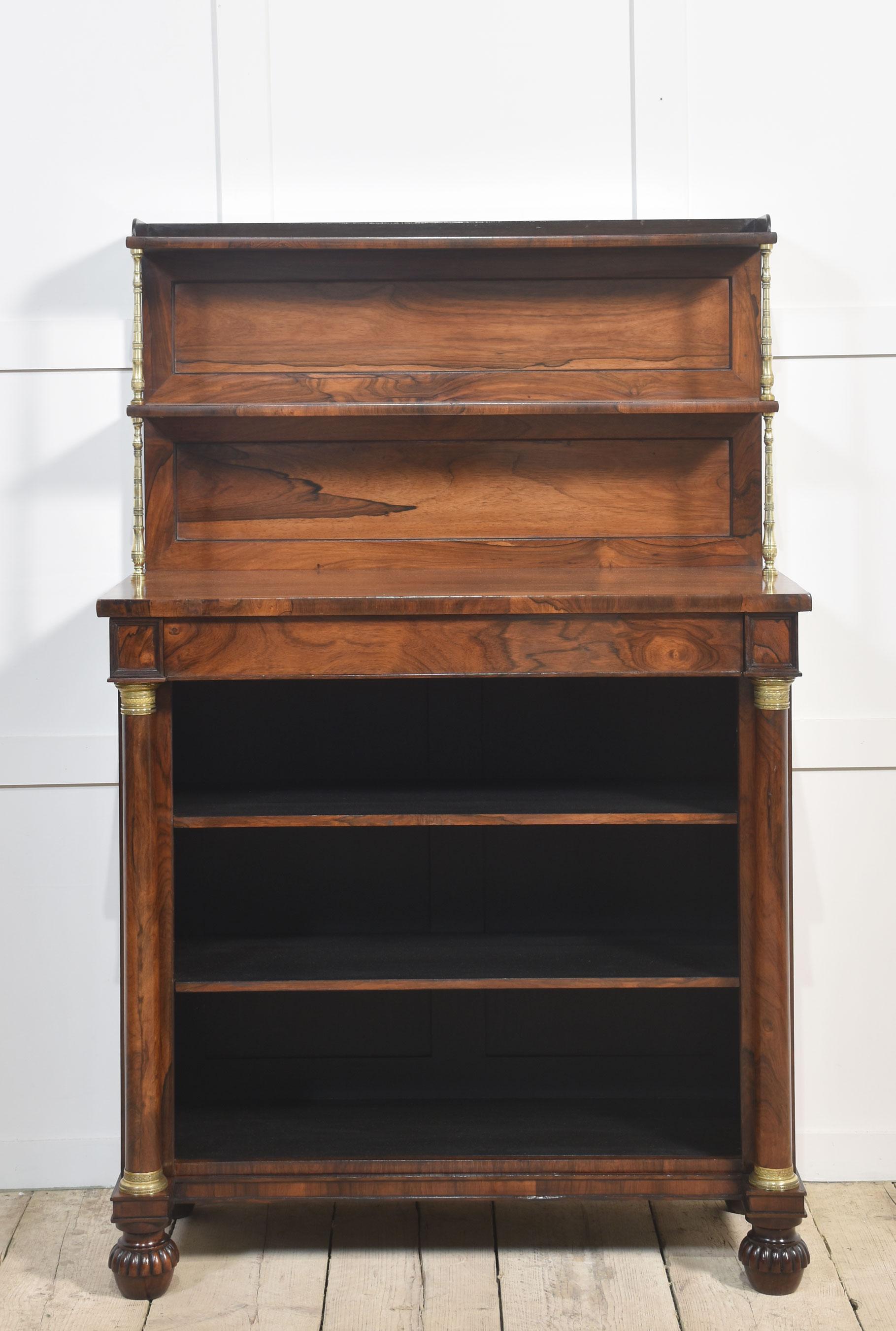Libreria a giorno del XIX secolo, con un'insolita galleria a due livelli sostenuta da colonne tornite in ottone e un piano ben strutturato con un cassetto a fregio sottostante. Sopra l'interno a scaffali regolabili fiancheggiati da colonne tornite.