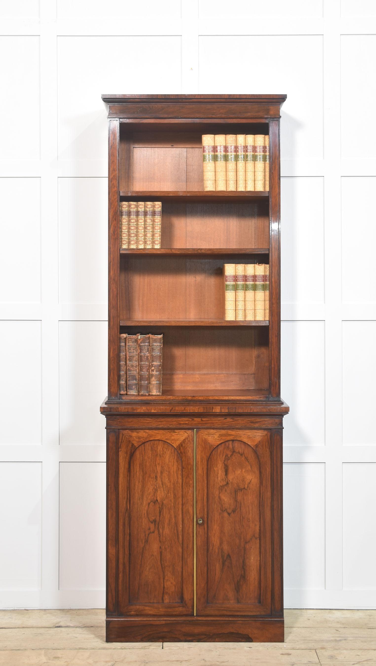 Bibliothèque du 19ème siècle, la corniche moulurée au-dessus de l'intérieur à étagères réglables entouré d'un cadre. La base est équipée de portes à panneaux bien dessinées qui s'ouvrent pour révéler d'autres espaces de rangement. Le tout reposant