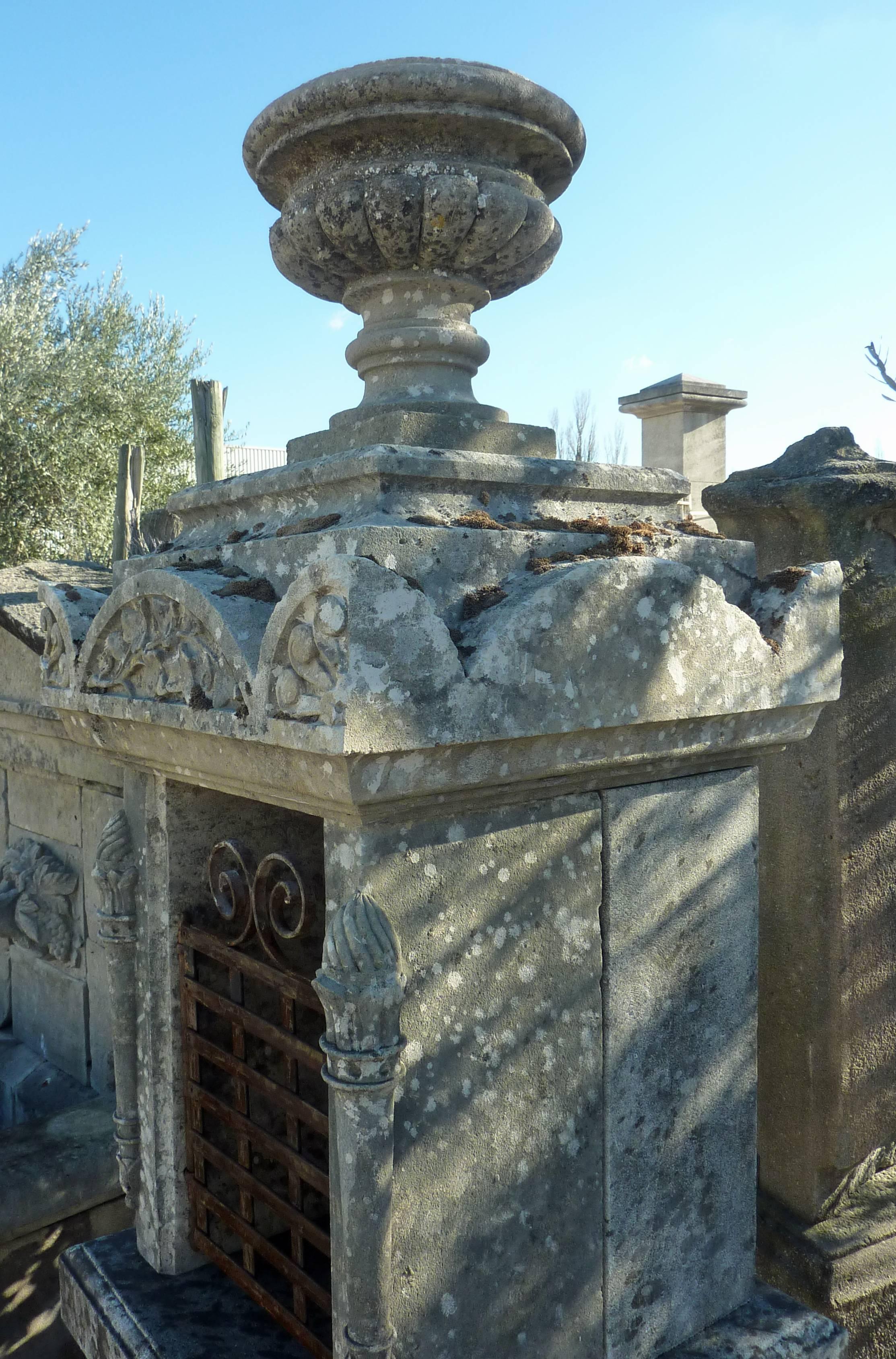 19th Century Oratory in Natural Stone with Vase Carved with Gadroons, France In Good Condition For Sale In Isle sur la Sorgue, FR