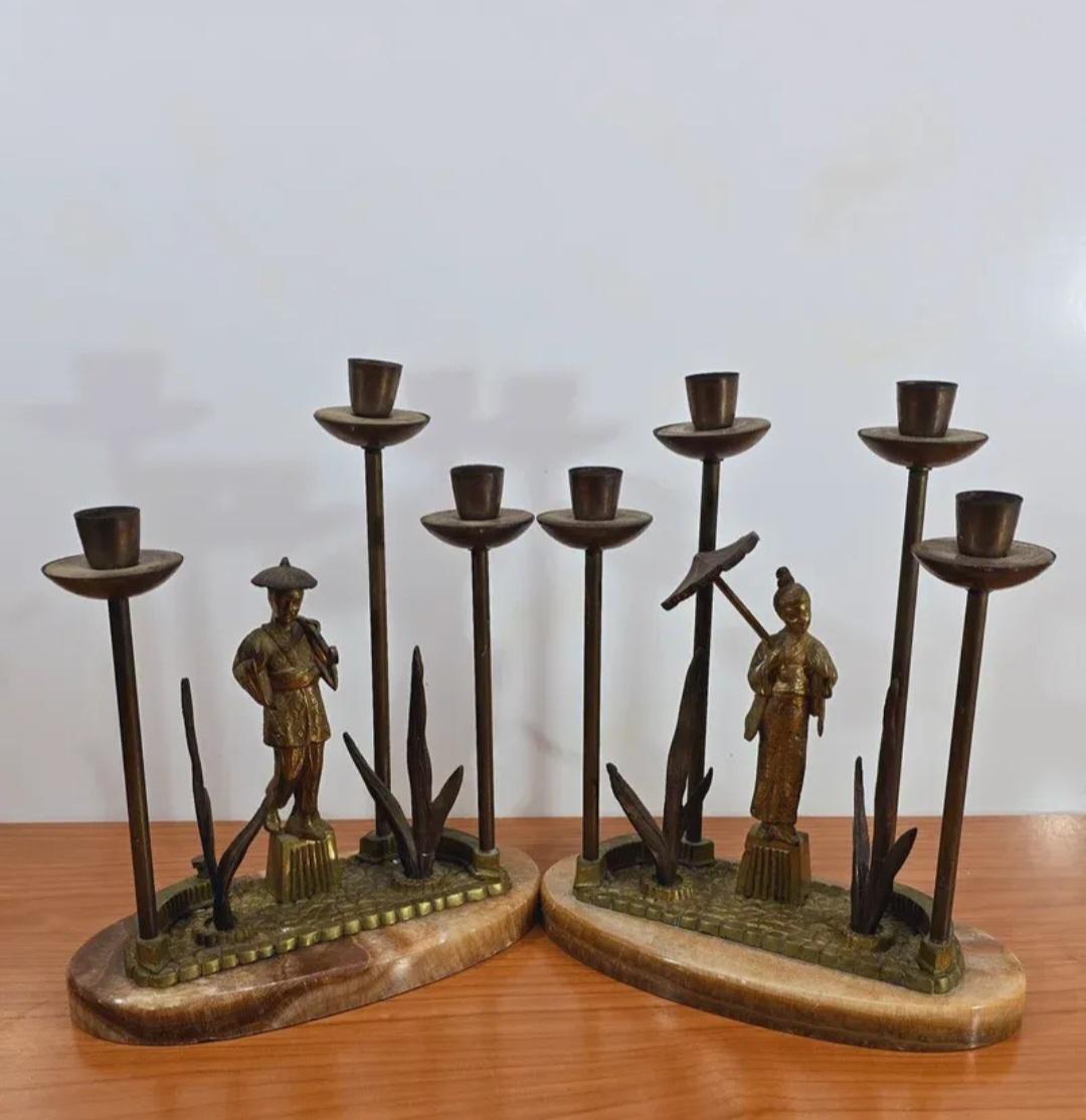 Spektakuläre, seltene antike Kerzenständer zur Dekoration Ihrer exotischen Sommertafel
Es handelt sich um zwei bronzene Kerzenhalter oder ähnliches.
Es handelt sich um zwei asiatische Figuren, eine weibliche und eine männliche, die durch einen