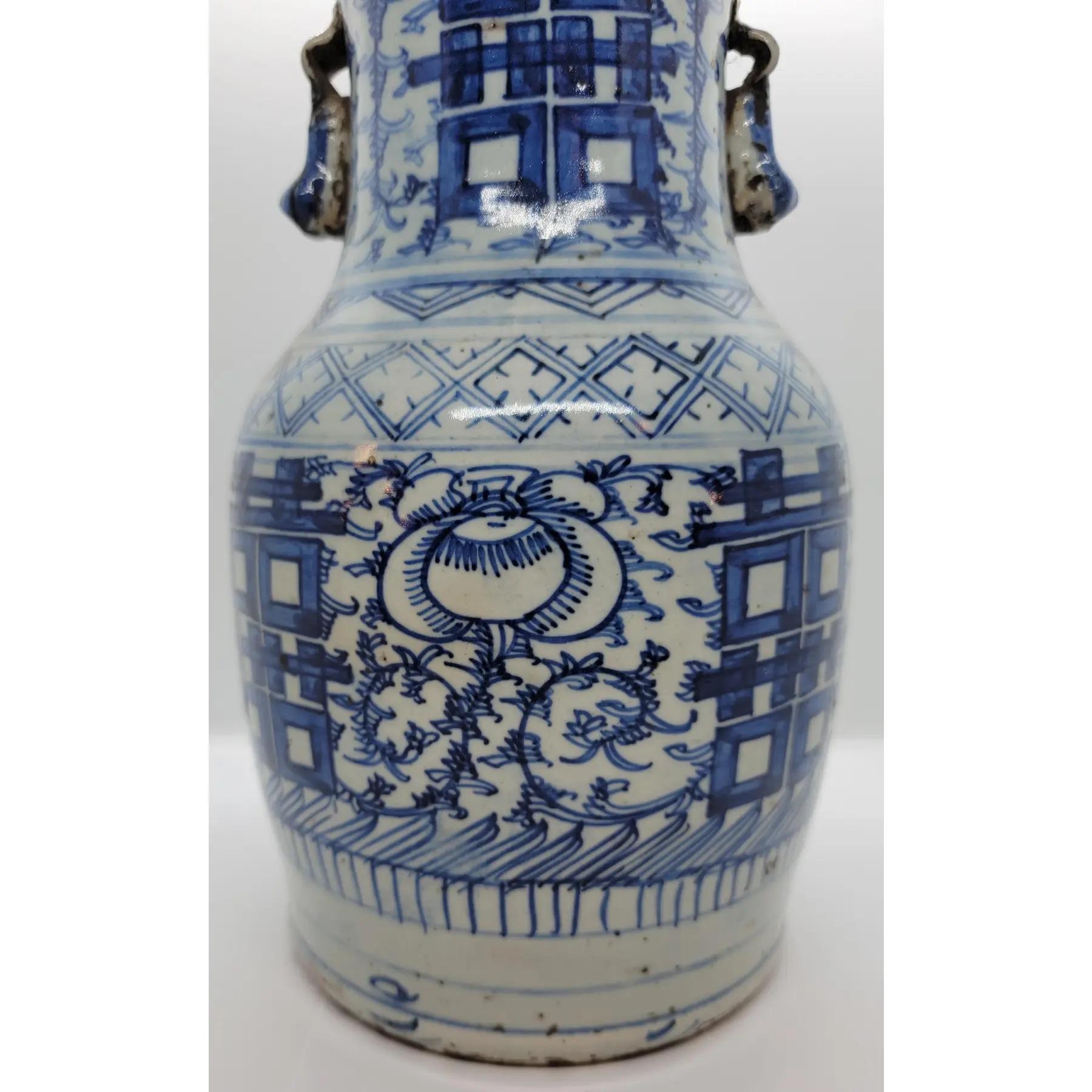 Vaso da sposa in ceramica orientale del XIX secolo, circa 12,5 H. x 7 Prof.
Solitamente regalati agli sposi, questi vasi presentano una grande usura e un'età avanzata.