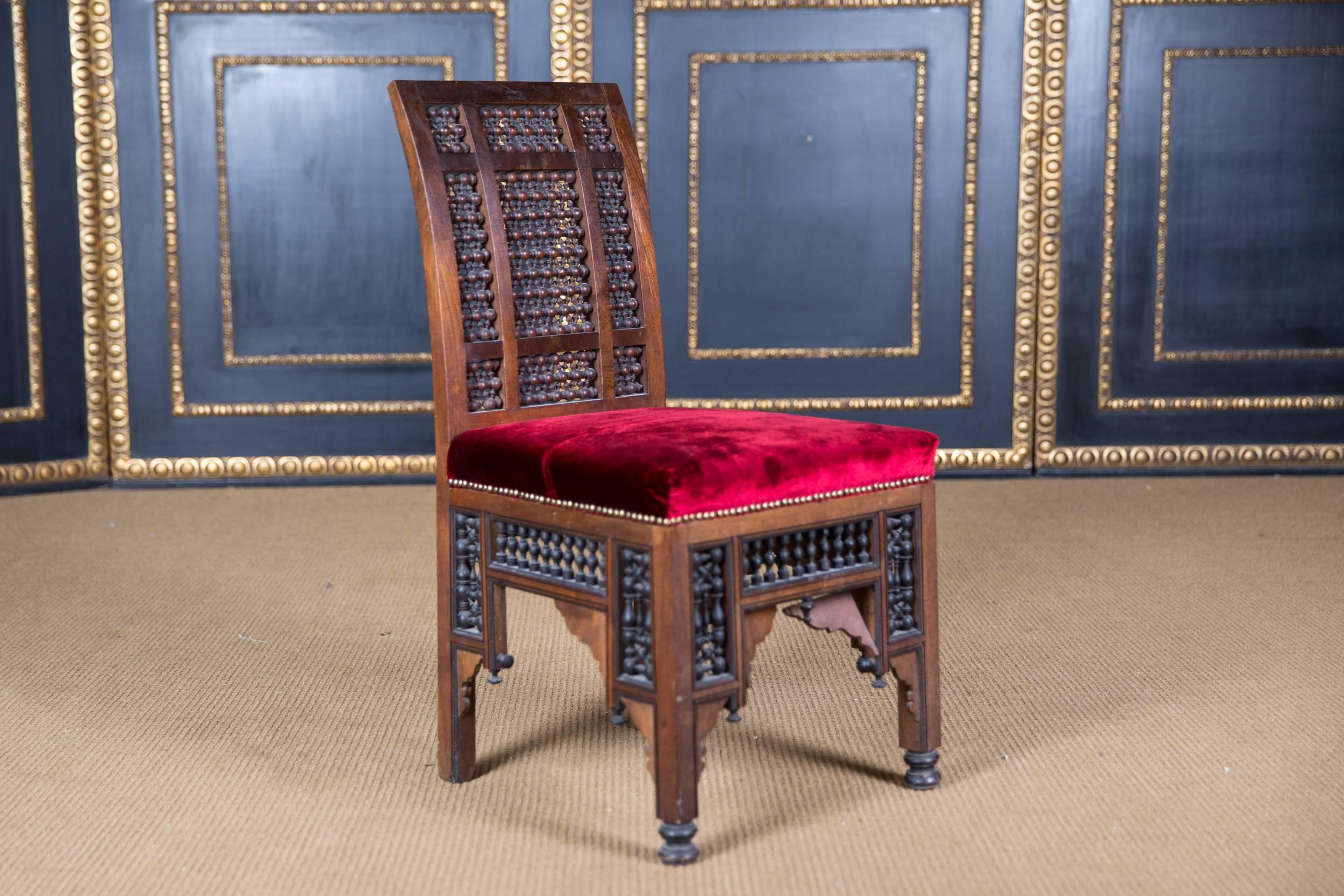Massivholz mit verschiedenen Intarsien. Wunderschön gedreht.

Diese Art von Möbeln war im 19. Jahrhundert in Europa sehr beliebt.