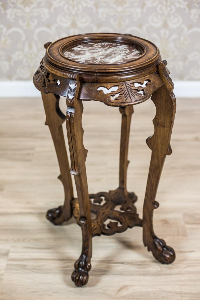We present you this carved flowerbed, circa fourth quarter of the 19th century, made of exotic wood, with a marble board.
The whole is supported on four legs with feet in the shape of paws, which are connected at the bottom with an openwork board
