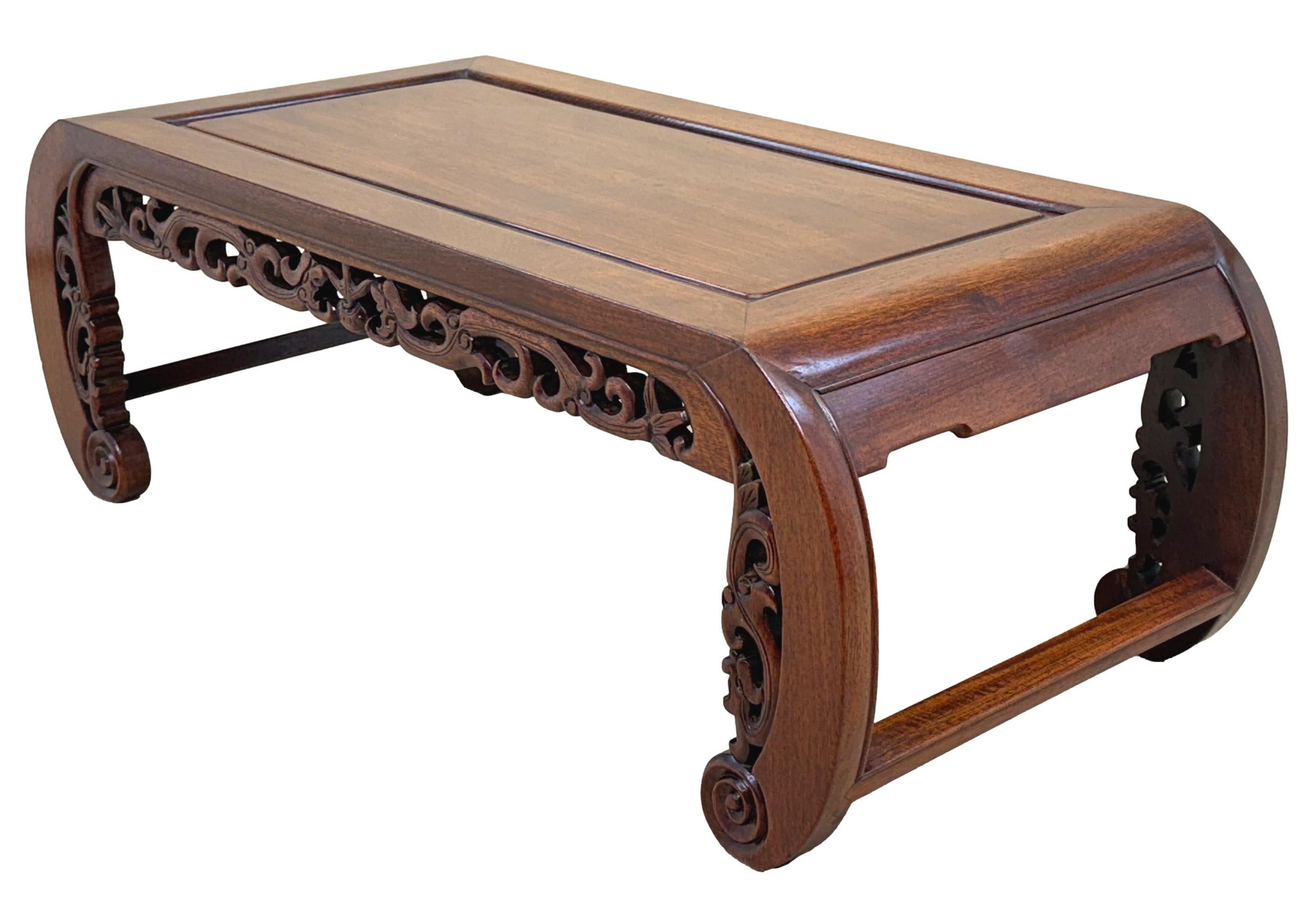 Table basse orientale du 19ème siècle en bois dur et opium en vente 3