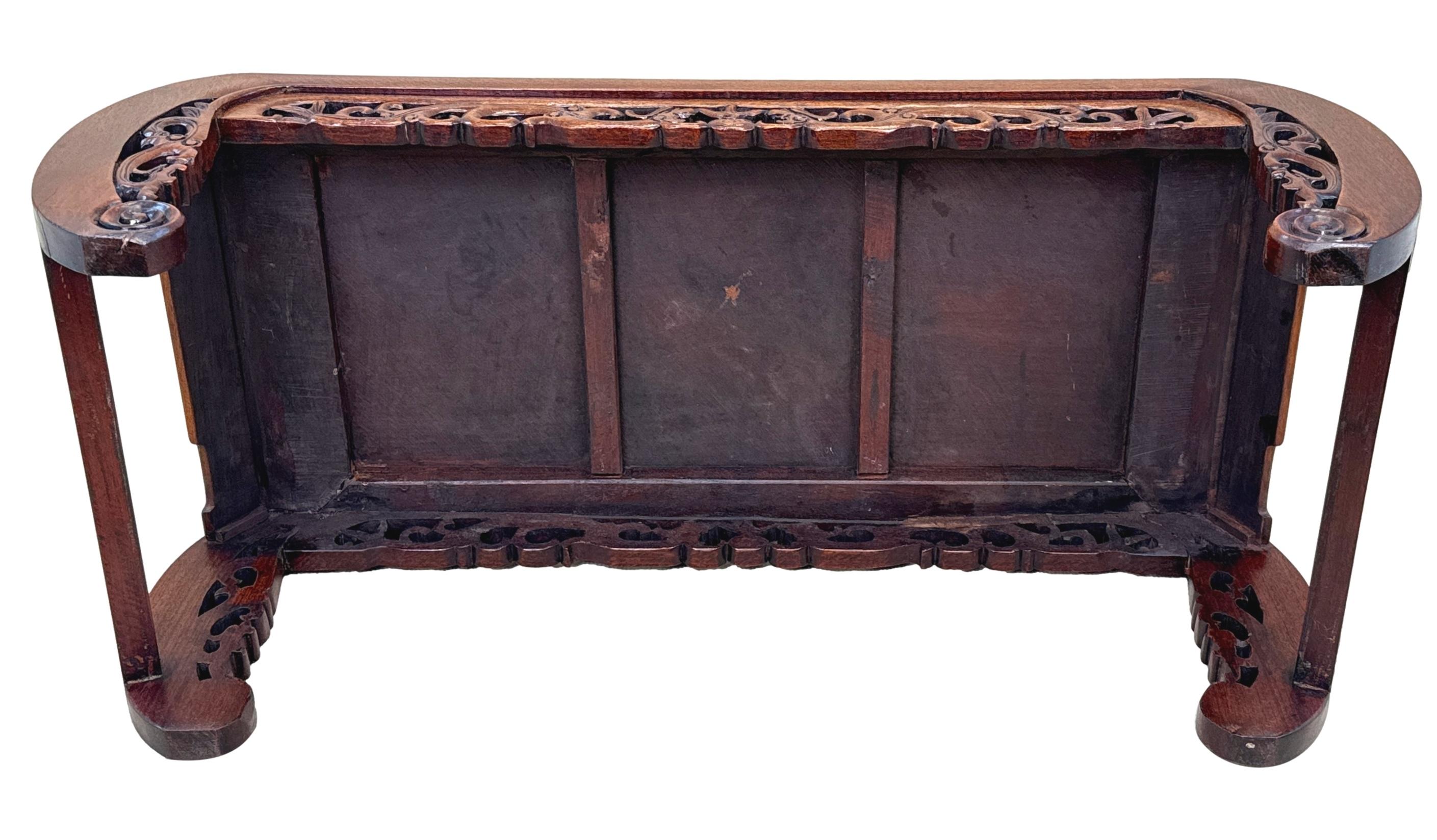 Table basse orientale du 19ème siècle en bois dur et opium en vente 4
