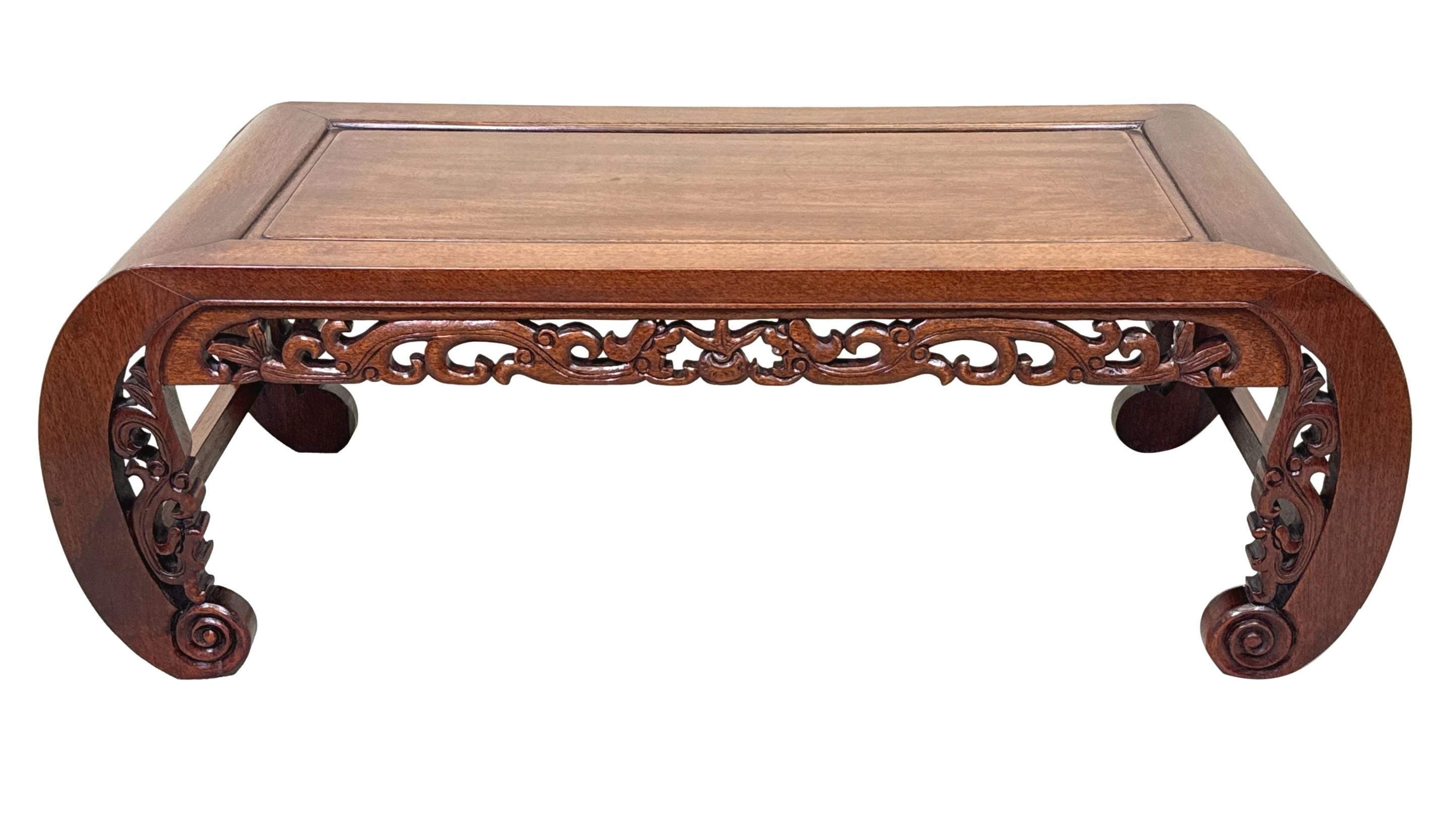 Table basse orientale du 19ème siècle en bois dur et opium en vente 5