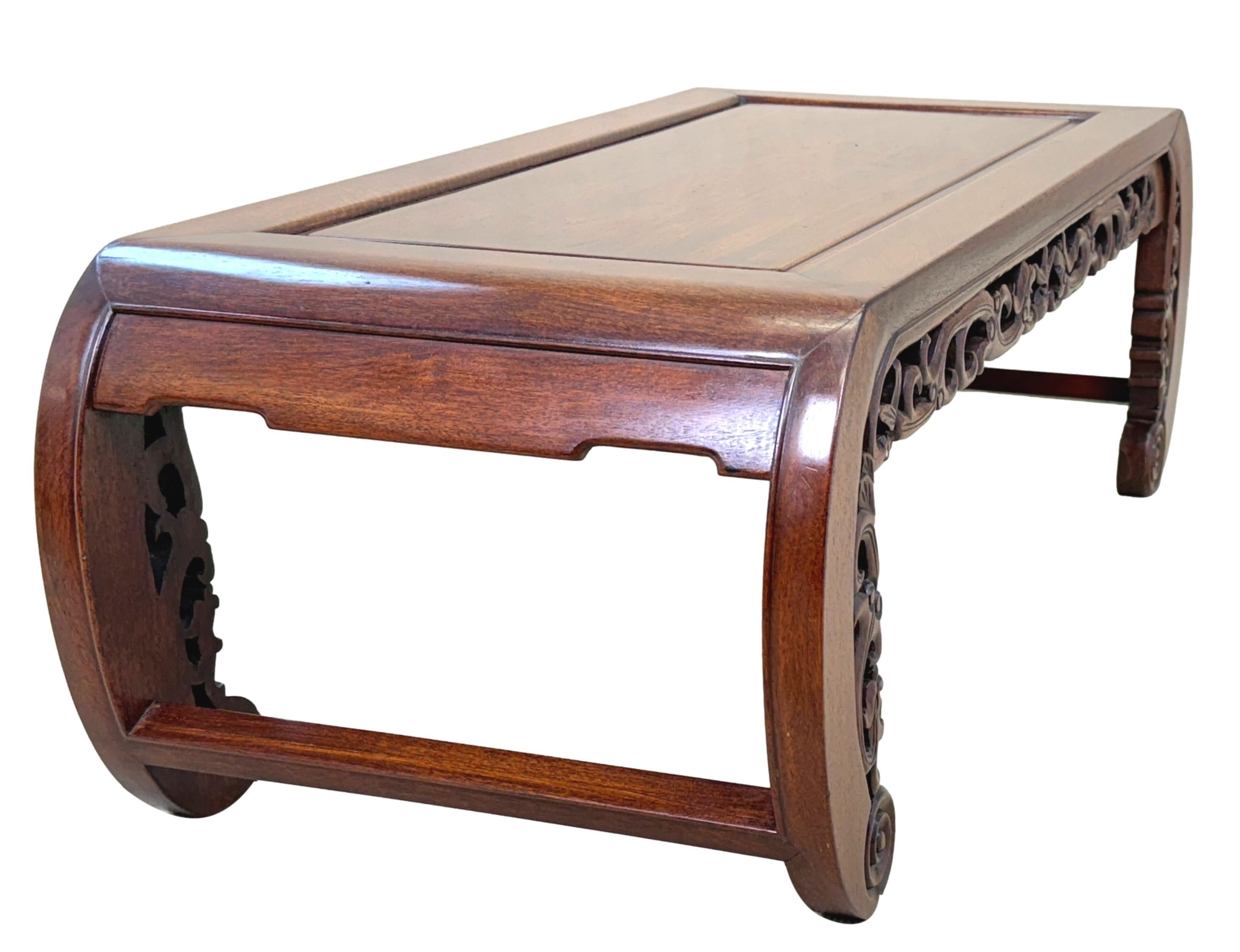 Chinois Table basse orientale du 19ème siècle en bois dur et opium en vente