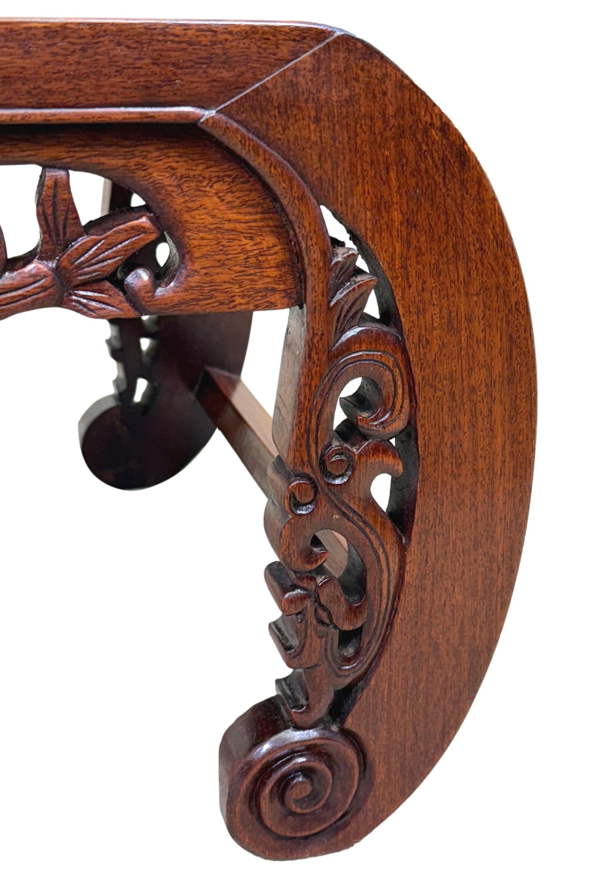 Table basse orientale du 19ème siècle en bois dur et opium Bon état - En vente à Bedfordshire, GB
