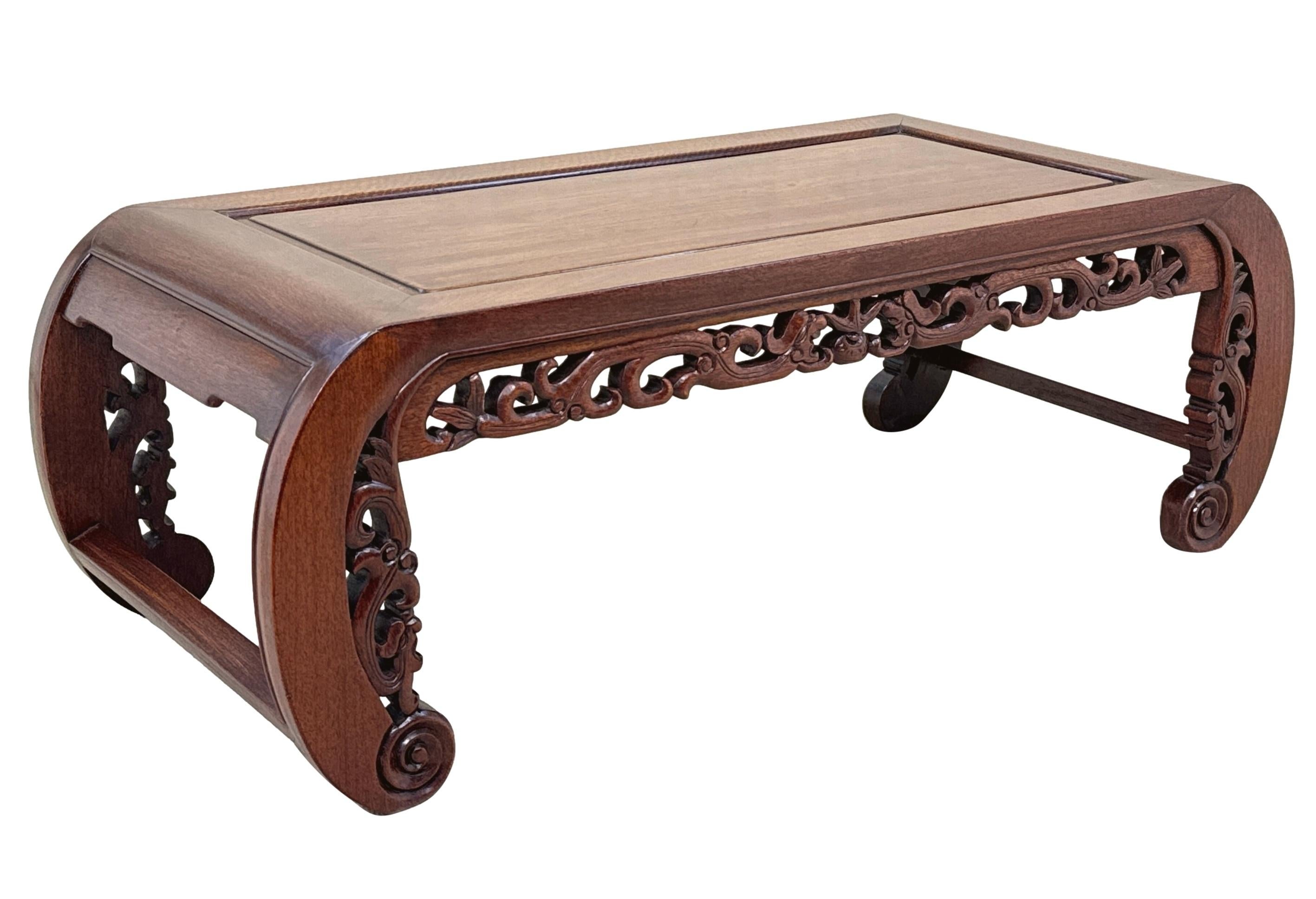 Table basse orientale du 19ème siècle en bois dur et opium en vente 1