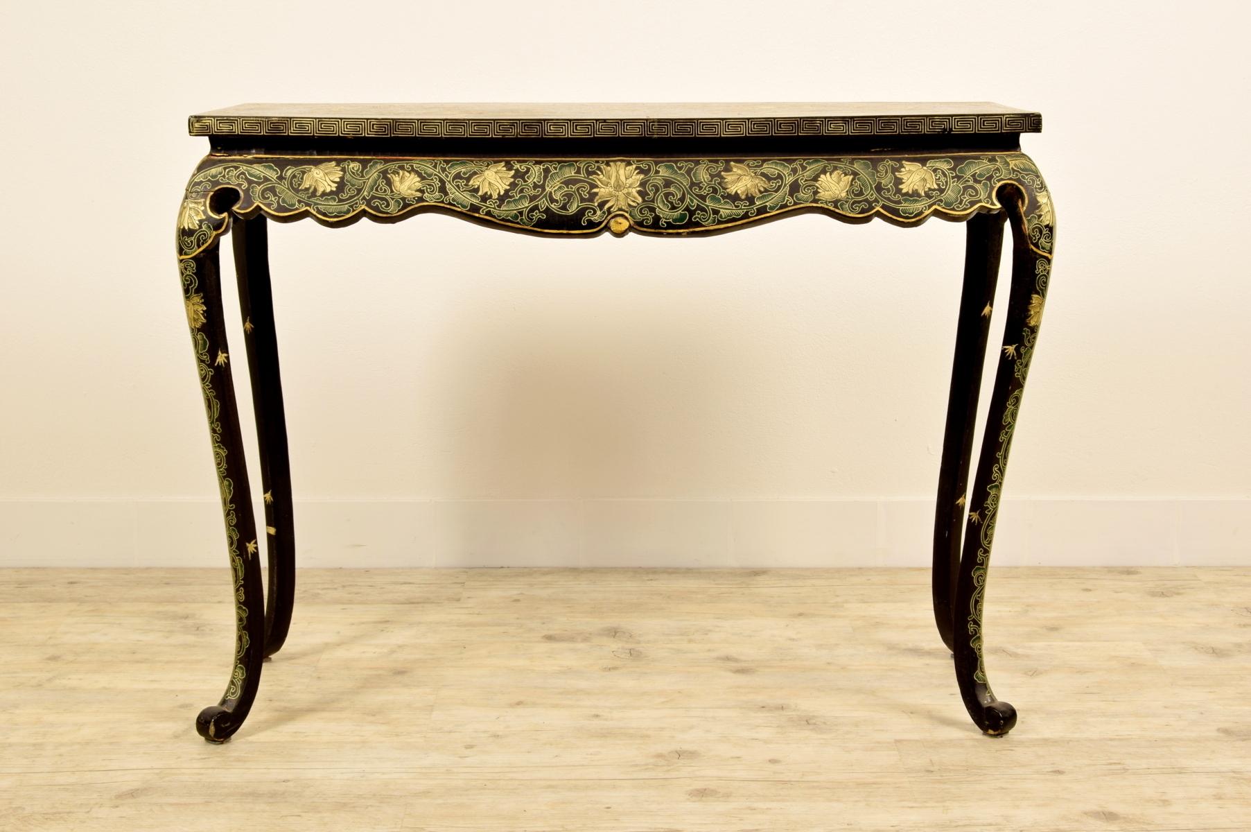 19th century, oriental lacquered and giltwood console table
Size: H 80 x L 110 x P 45 cm

Particular oriental console table, made at the end of the 19th century, in black lacquered wood and polychrome decorations. The console table has a curvy
