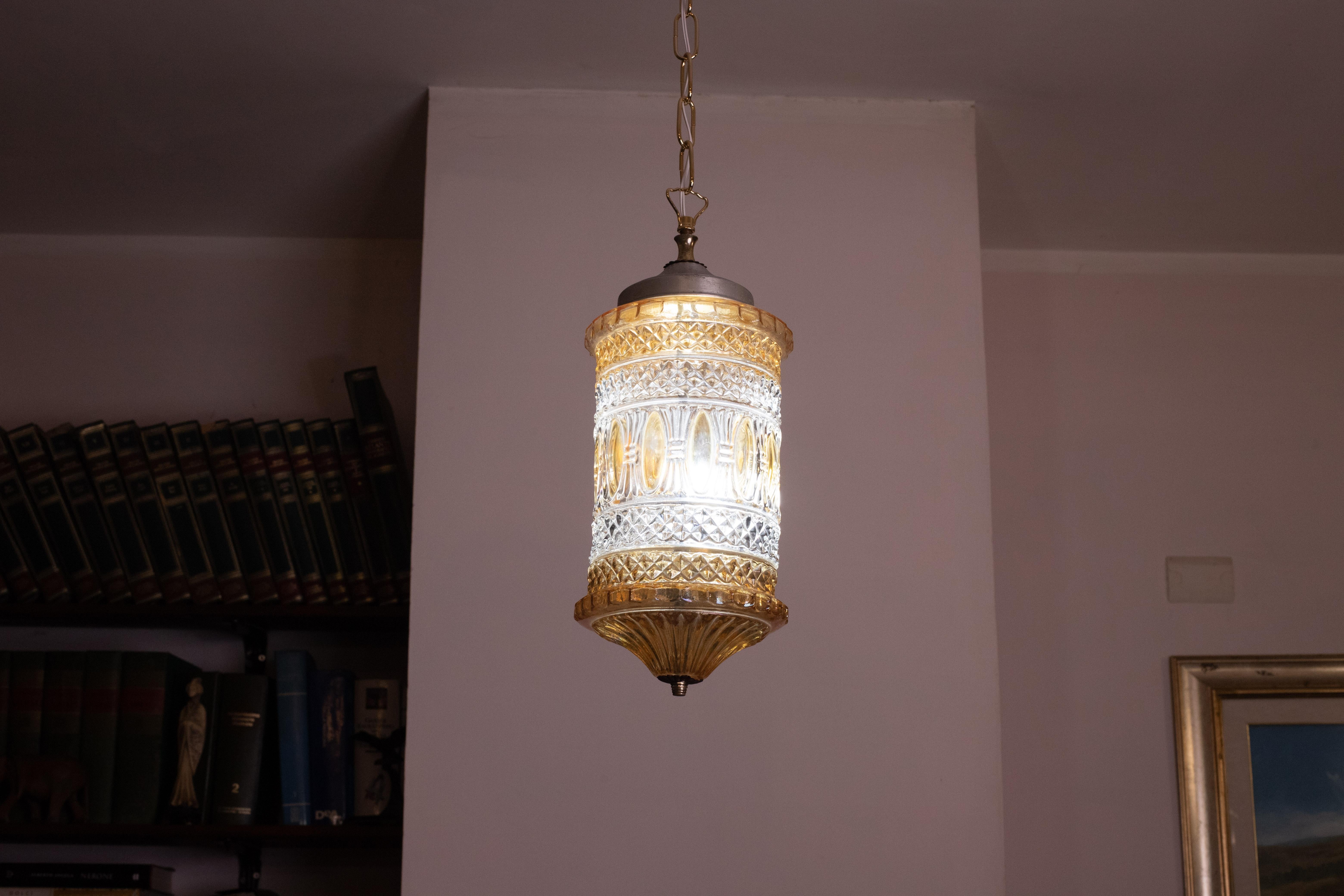 Stupendous oriental style glass lantern.

Approximately 1960 period.

The lantern is suitable for decorating a small space such as an entrance hall or a room, the light it gives off making a pleasant warm atmosphere.

The lamp is 110