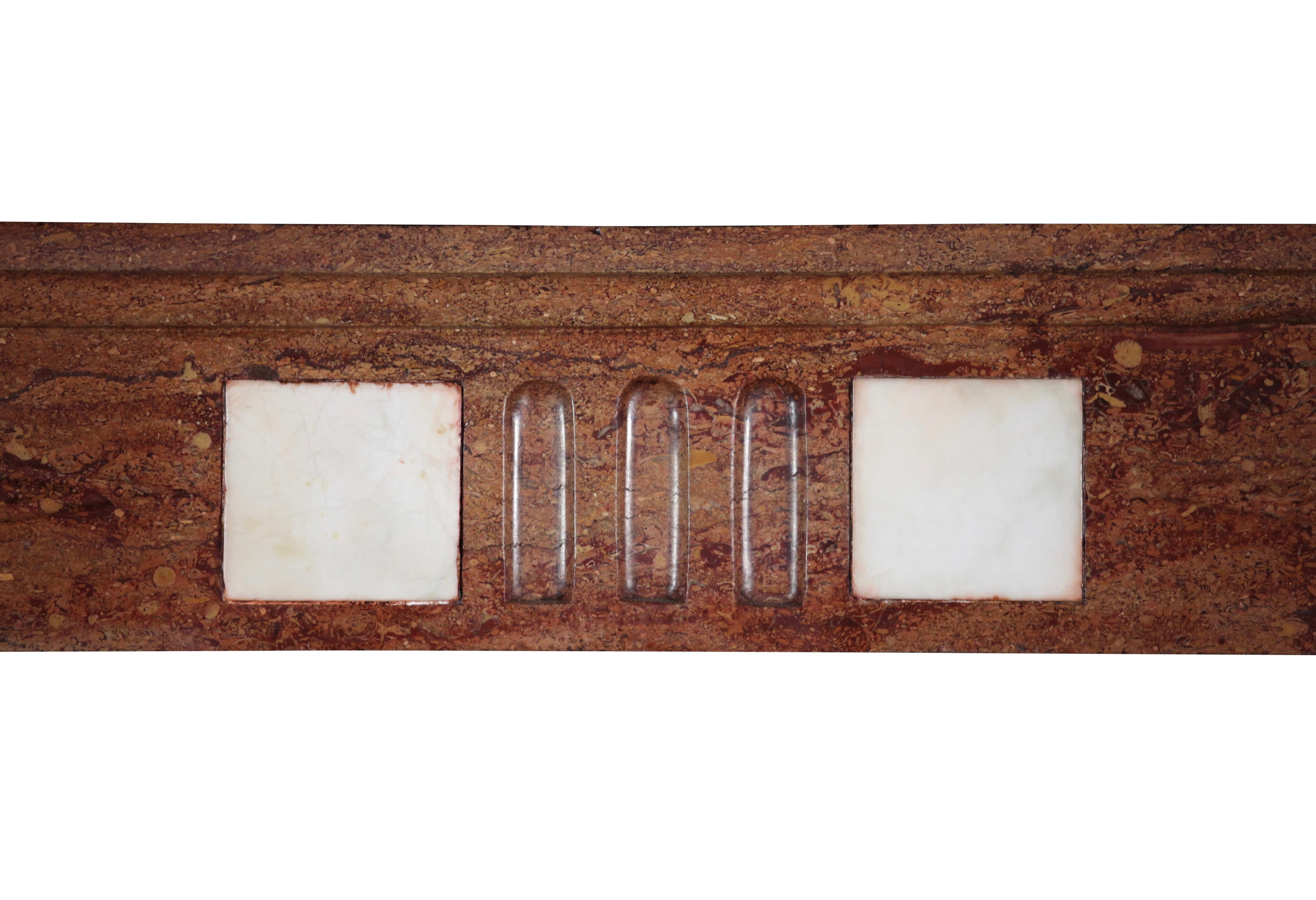 Si tratta di un favoloso, unico nel suo genere, antico camino originale in pietra dura porfirica. L'intarsio è di alta qualità. Questo è molto semplice da vedere. Le linee rette si adattano a molti stili di interni e a tutti i tipi di arte. Dal