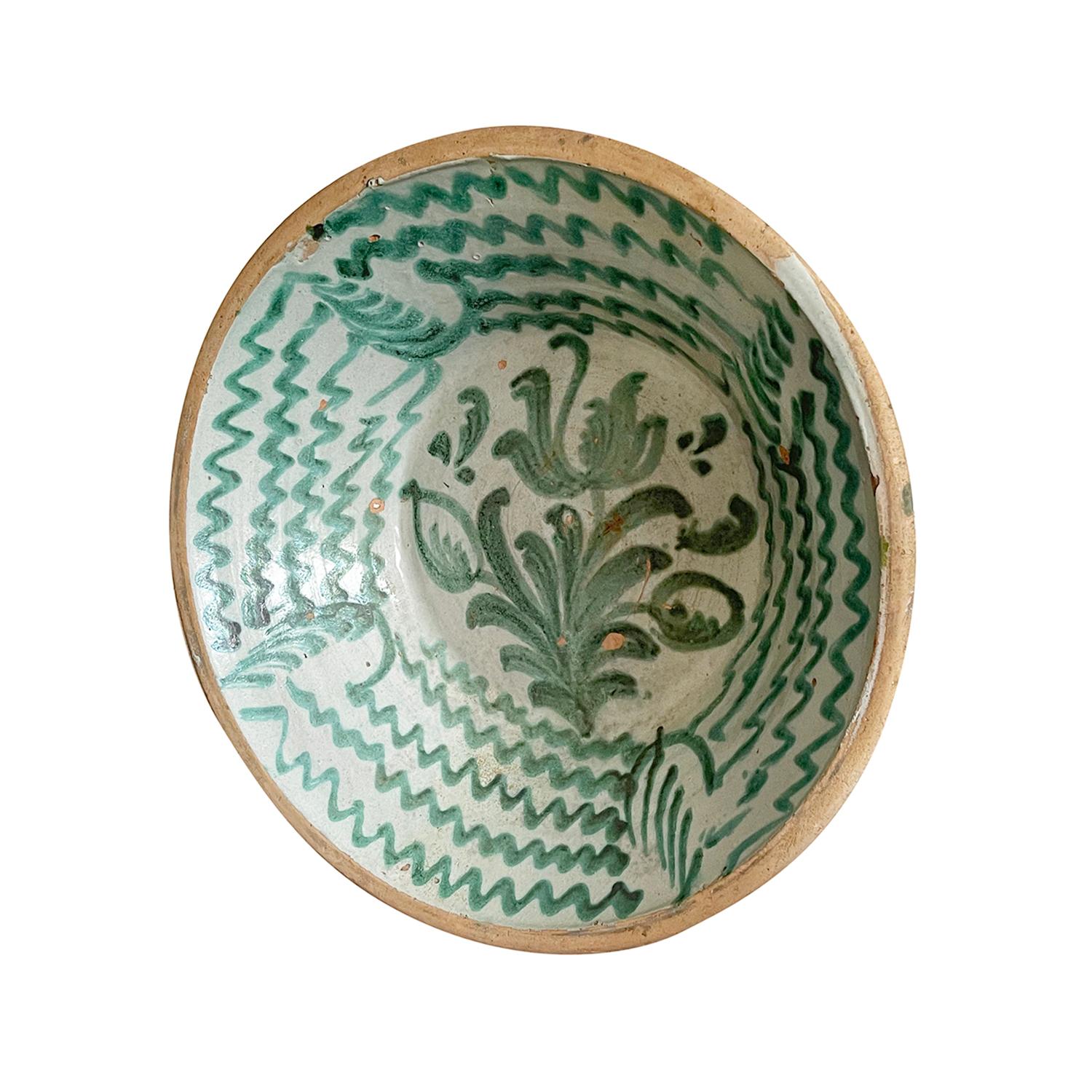 Eine große antike spanische Lebrillo-Schale aus handgefertigter Terrakotta, die aus Granada, Spanien, stammt. Mit einem Glasurdekor im typischen Morisco-Grün über einer milchweißen Glasur. Auf dem flachen Boden der Schale ist ein florales Motiv