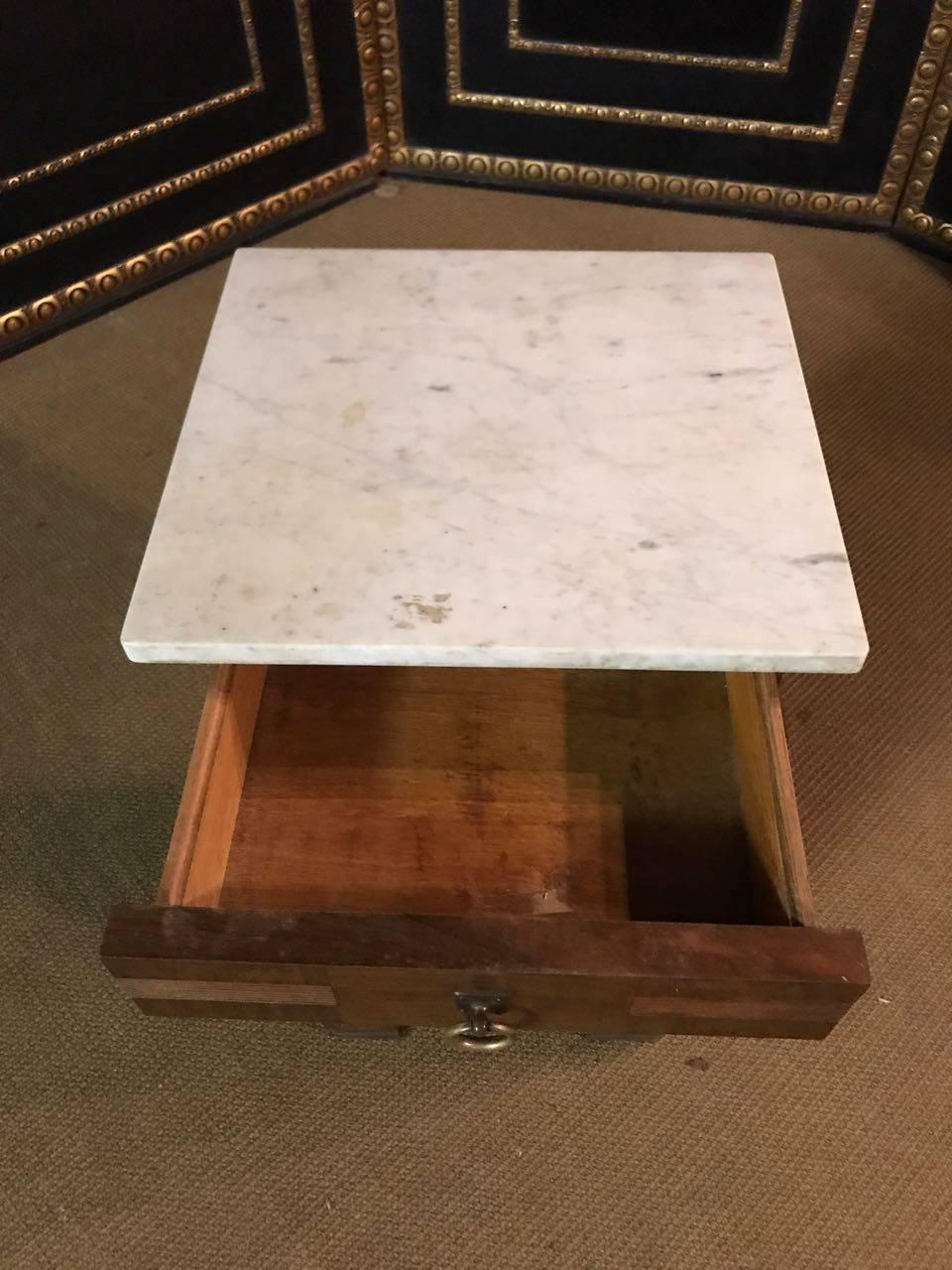 Commode originale Art Nouveau del XIX secolo impiallacciato in noce In condizioni buone in vendita a Berlin, DE