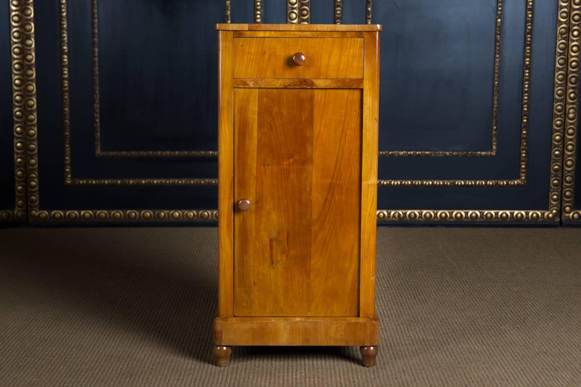 Ciliegia. Alto-rettangolare, corpo unico su quattro piedi. Piastra di copertura superiore, incluso il cassetto.
Proviene da una tenuta di Berlino.
Eccellente patina calda invecchiata nel corso dei decenni. Tracce d'uso legate all'età.

Una buona